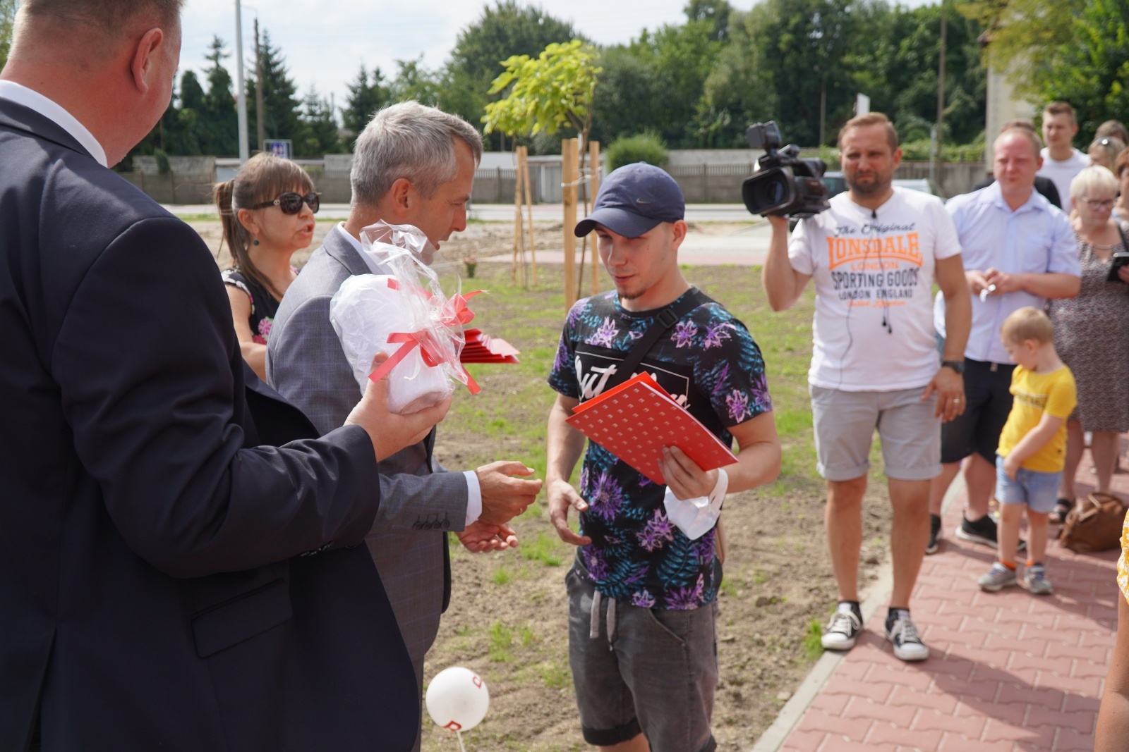 Zdjęcie w galerii na portalu naszraciborz.pl: Nowi lokatorzy przy Łąkowej odebrali swoje klucze [FOTO] wiadomości z regionu