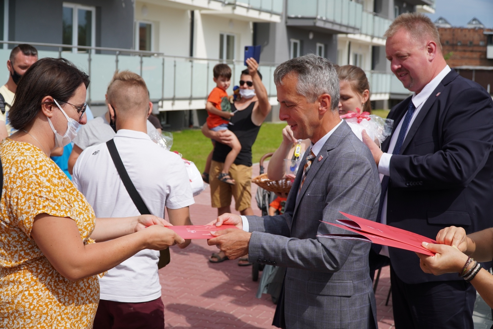 Zdjęcie w galerii na portalu naszraciborz.pl: Nowi lokatorzy przy Łąkowej odebrali swoje klucze [FOTO] wiadomości z regionu