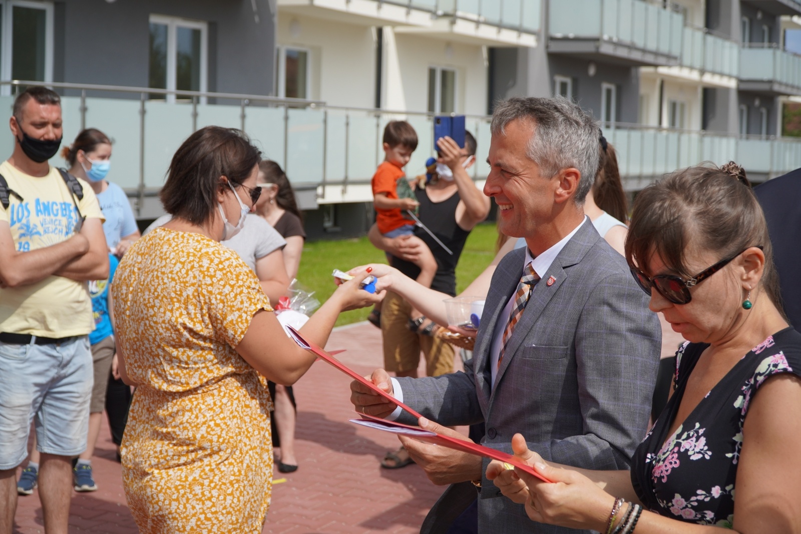 Zdjęcie w galerii na portalu naszraciborz.pl: Nowi lokatorzy przy Łąkowej odebrali swoje klucze [FOTO] wiadomości z regionu