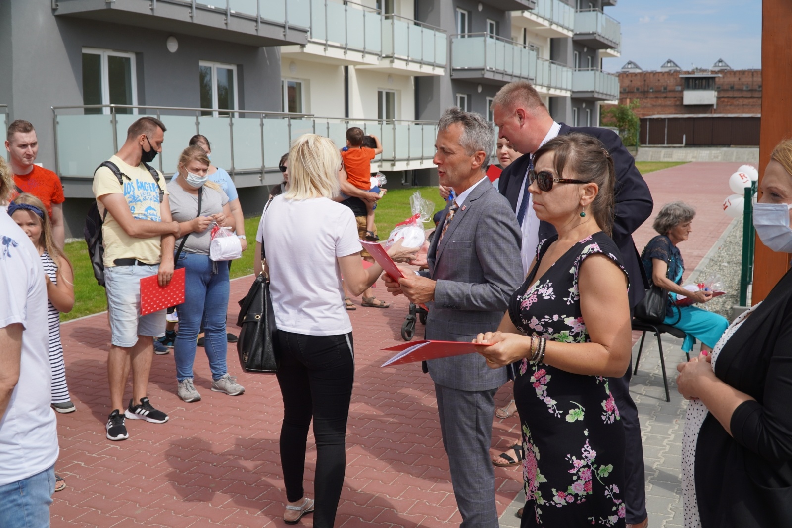 Zdjęcie w galerii na portalu naszraciborz.pl: Nowi lokatorzy przy Łąkowej odebrali swoje klucze [FOTO] wiadomości z regionu