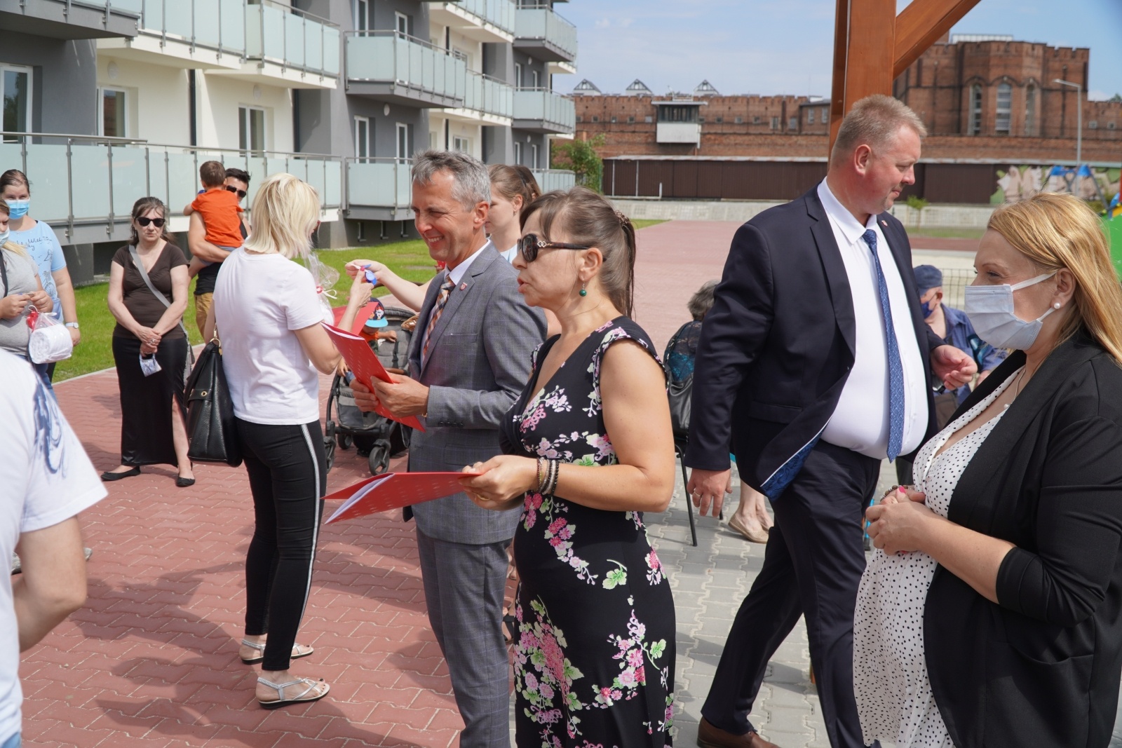 Zdjęcie w galerii na portalu naszraciborz.pl: Nowi lokatorzy przy Łąkowej odebrali swoje klucze [FOTO] wiadomości z regionu