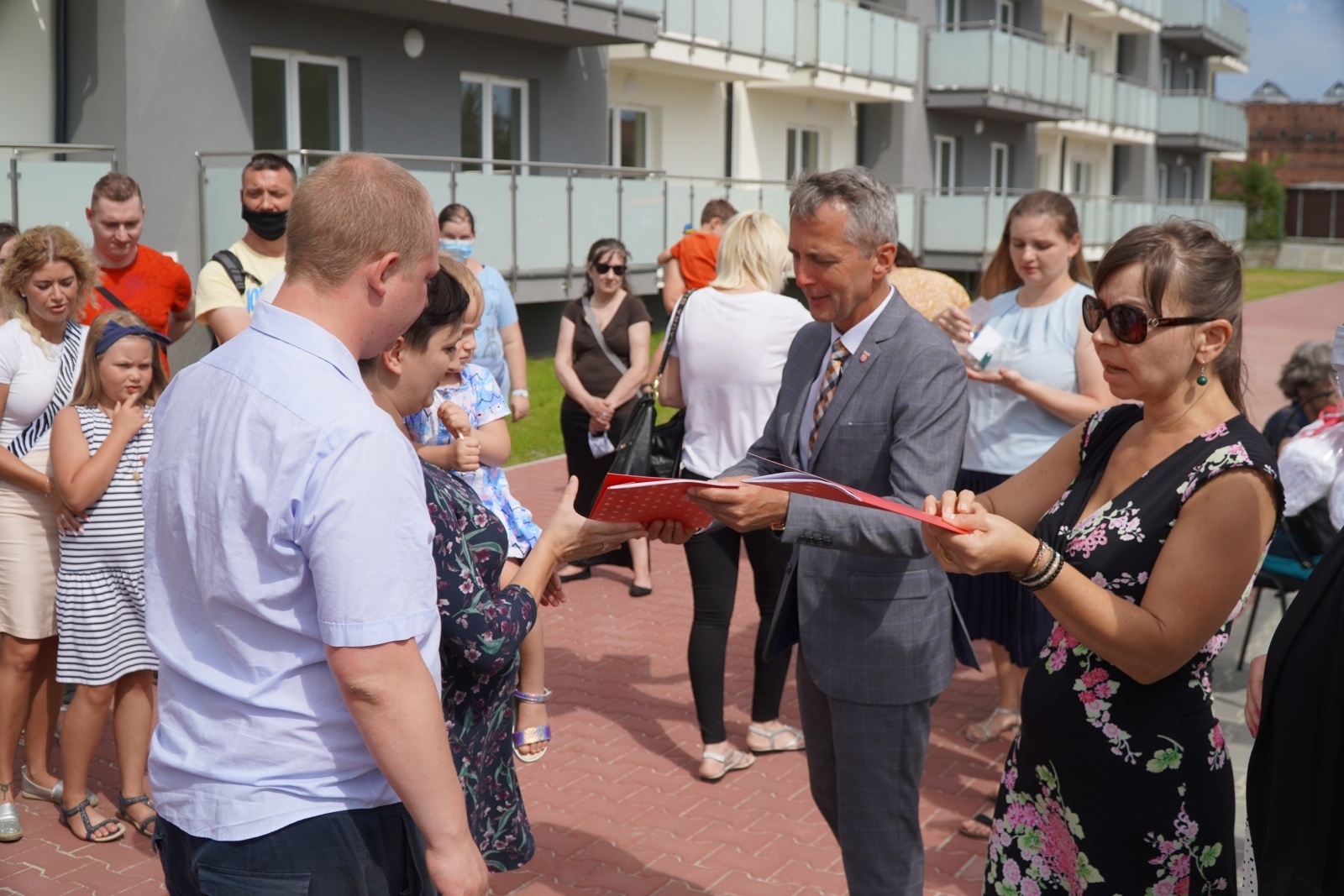 Zdjęcie w galerii na portalu naszraciborz.pl: Nowi lokatorzy przy Łąkowej odebrali swoje klucze [FOTO] wiadomości z regionu