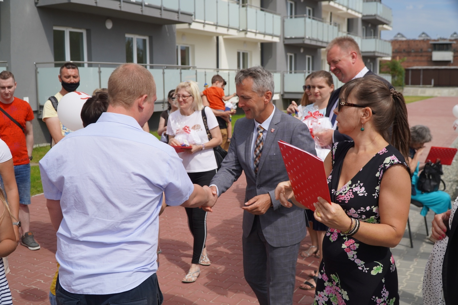 Zdjęcie w galerii na portalu naszraciborz.pl: Nowi lokatorzy przy Łąkowej odebrali swoje klucze [FOTO] wiadomości z regionu