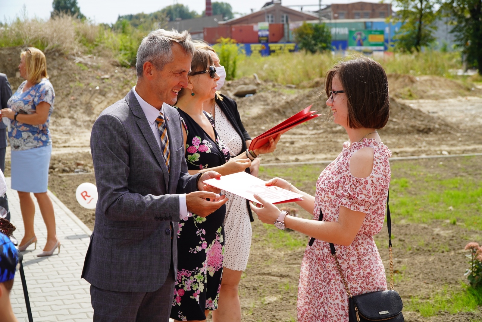 Zdjęcie w galerii na portalu naszraciborz.pl: Nowi lokatorzy przy Łąkowej odebrali swoje klucze [FOTO] wiadomości z regionu