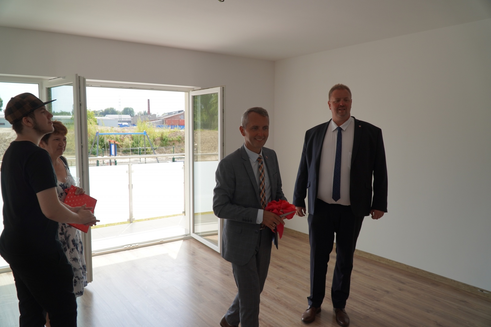 Zdjęcie w galerii na portalu naszraciborz.pl: Nowi lokatorzy przy Łąkowej odebrali swoje klucze [FOTO] wiadomości z regionu