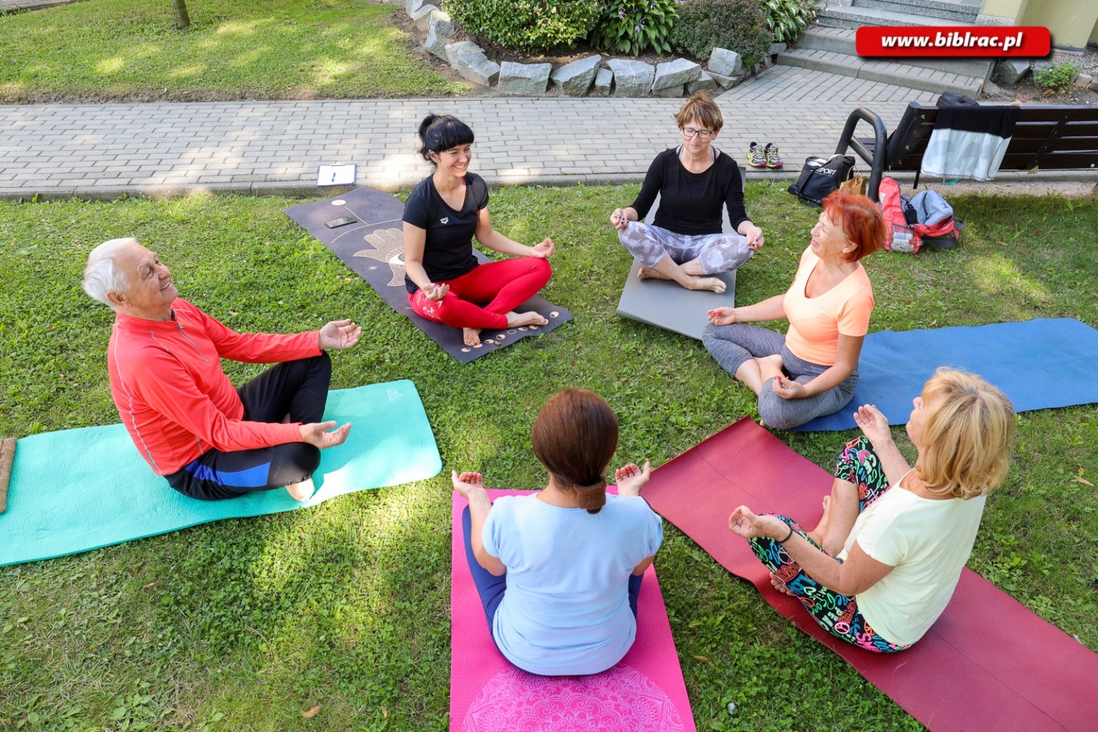 Zdjęcie w galerii na portalu naszraciborz.pl: Asany młodości podczas zajęć jogi w raciborskiej bibliotece wiadomości z regionu
