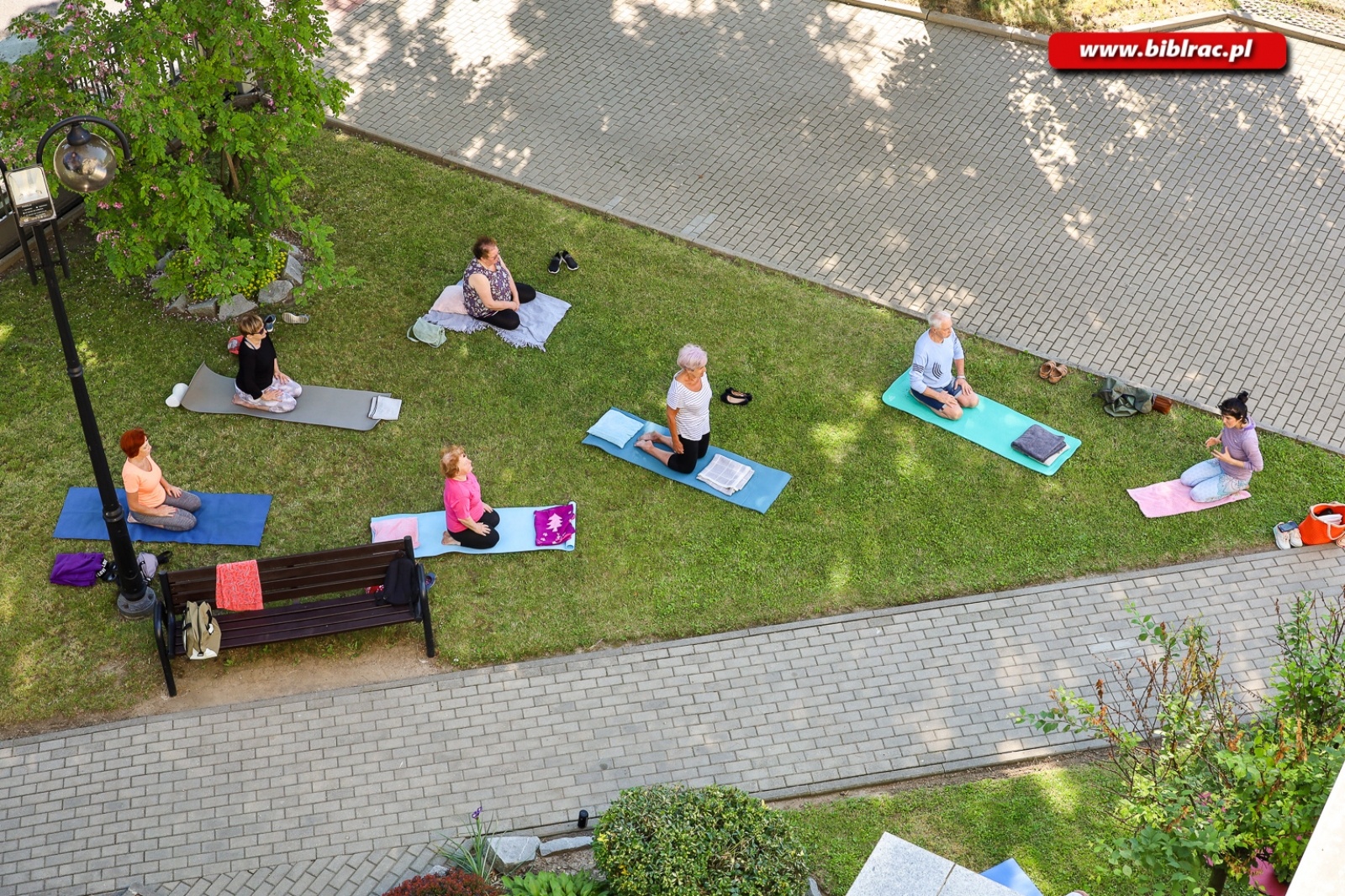 Zdjęcie w galerii na portalu naszraciborz.pl: Asany młodości podczas zajęć jogi w raciborskiej bibliotece wiadomości z regionu