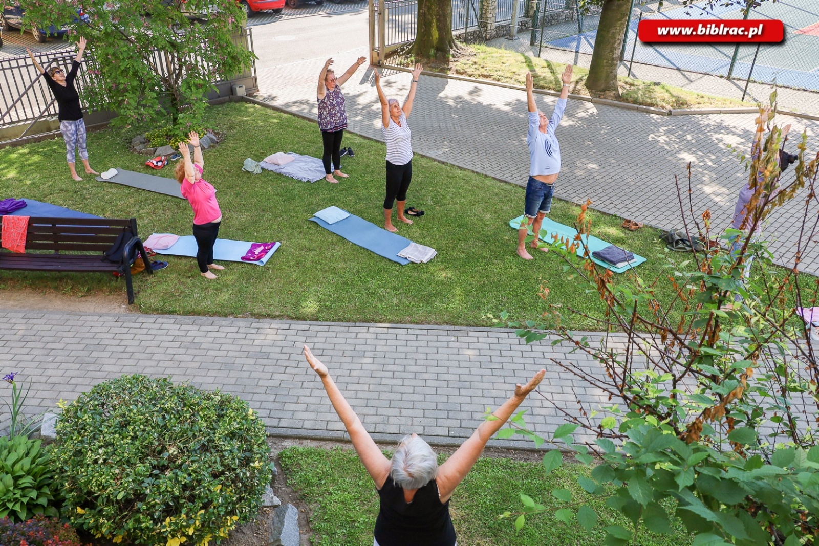 Zdjęcie w galerii na portalu naszraciborz.pl: Asany młodości podczas zajęć jogi w raciborskiej bibliotece wiadomości z regionu