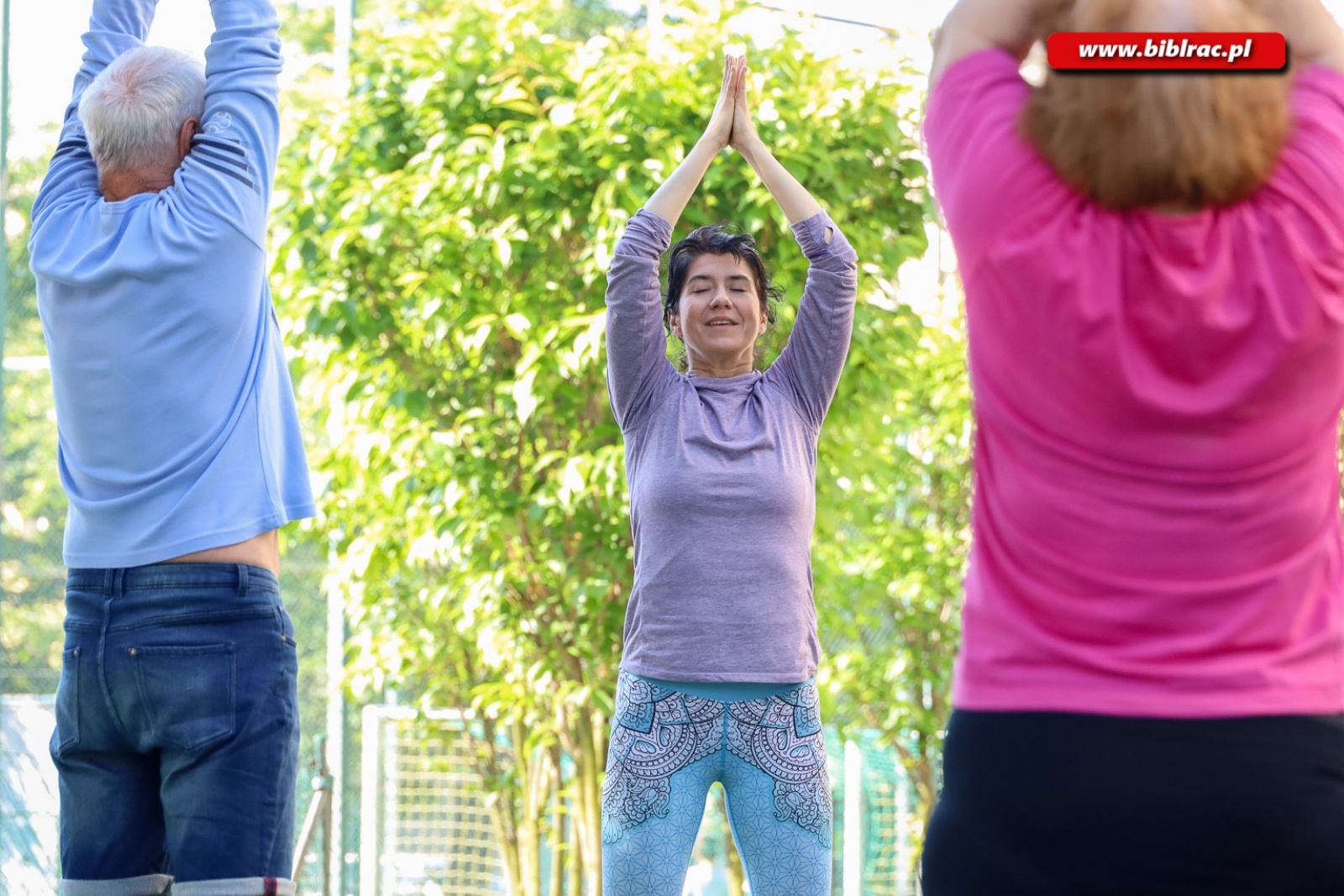 Zdjęcie w galerii na portalu naszraciborz.pl: Asany młodości podczas zajęć jogi w raciborskiej bibliotece wiadomości z regionu