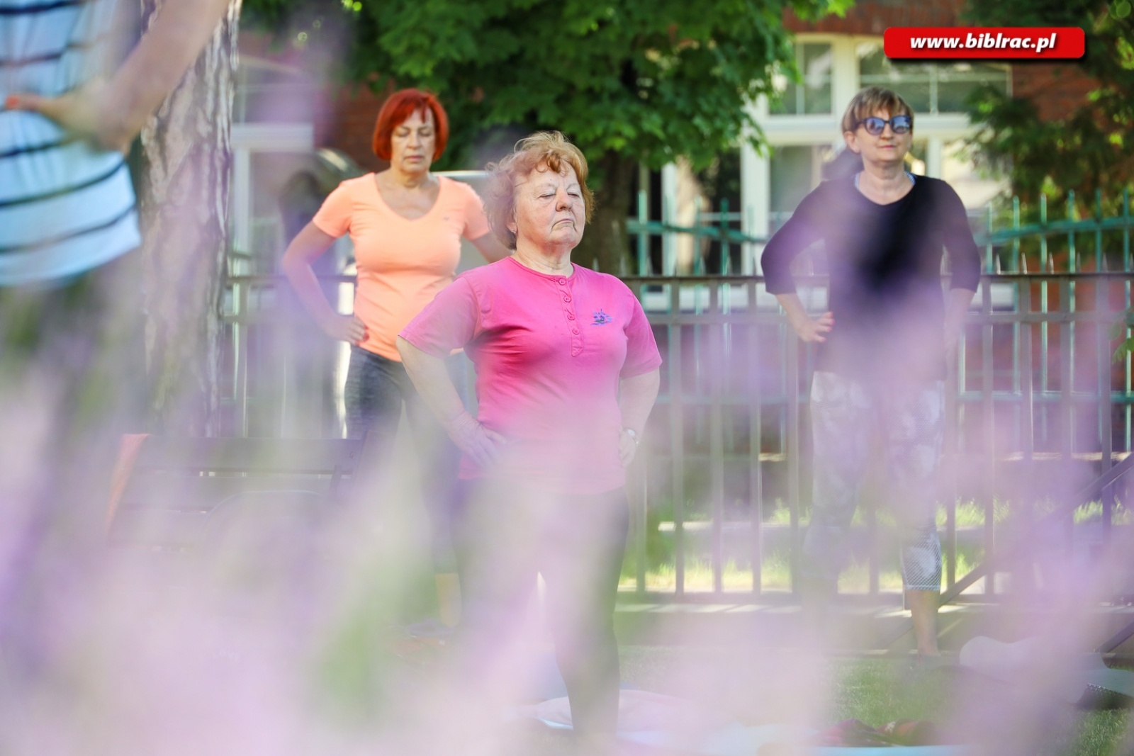 Zdjęcie w galerii na portalu naszraciborz.pl: Asany młodości podczas zajęć jogi w raciborskiej bibliotece wiadomości z regionu