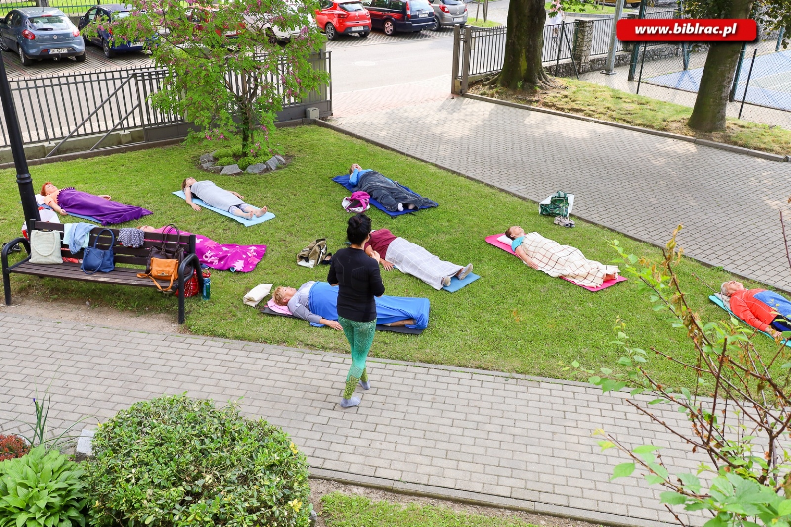 Zdjęcie w galerii na portalu naszraciborz.pl: Asany młodości podczas zajęć jogi w raciborskiej bibliotece wiadomości z regionu