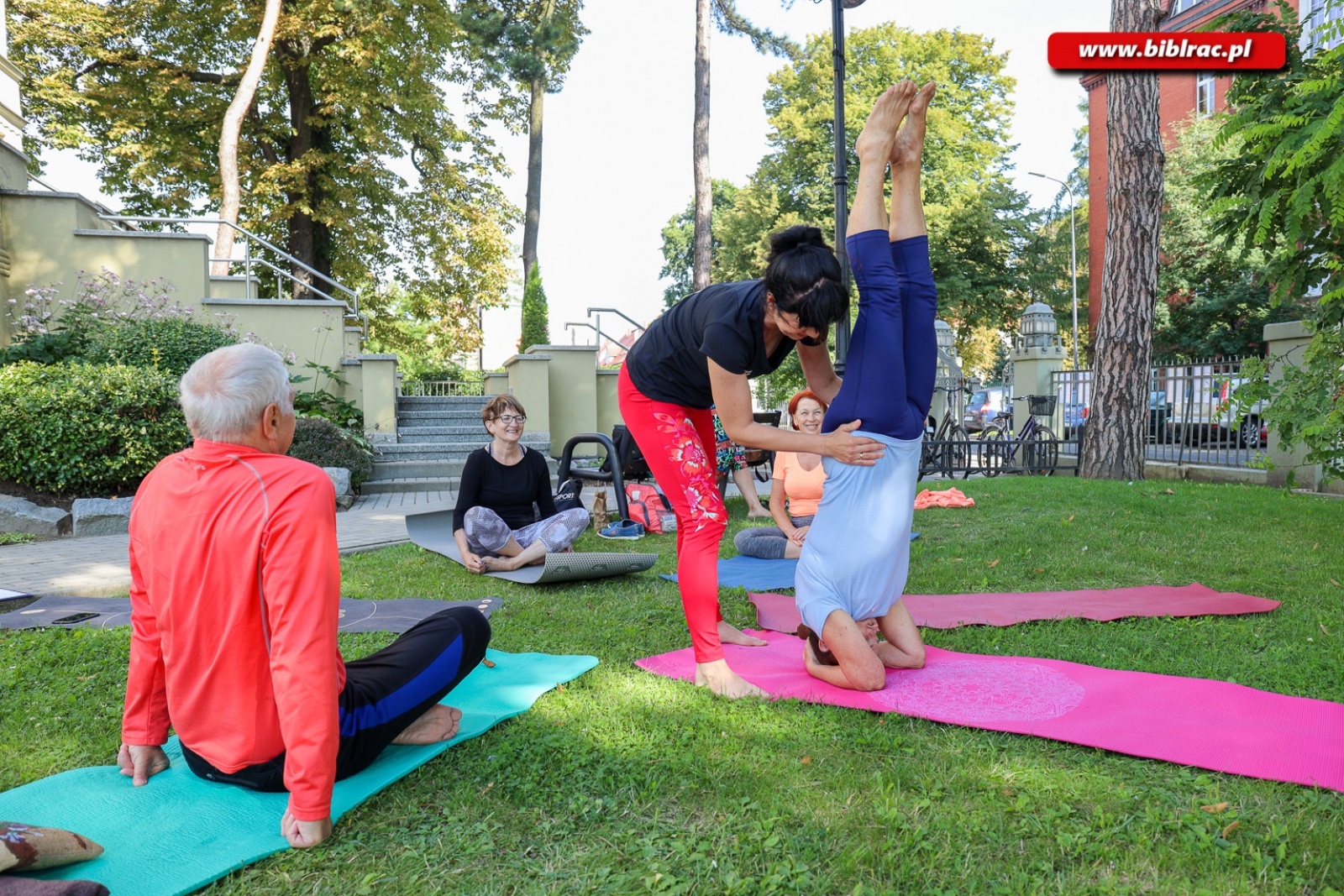 Zdjęcie w galerii na portalu naszraciborz.pl: Asany młodości podczas zajęć jogi w raciborskiej bibliotece wiadomości z regionu