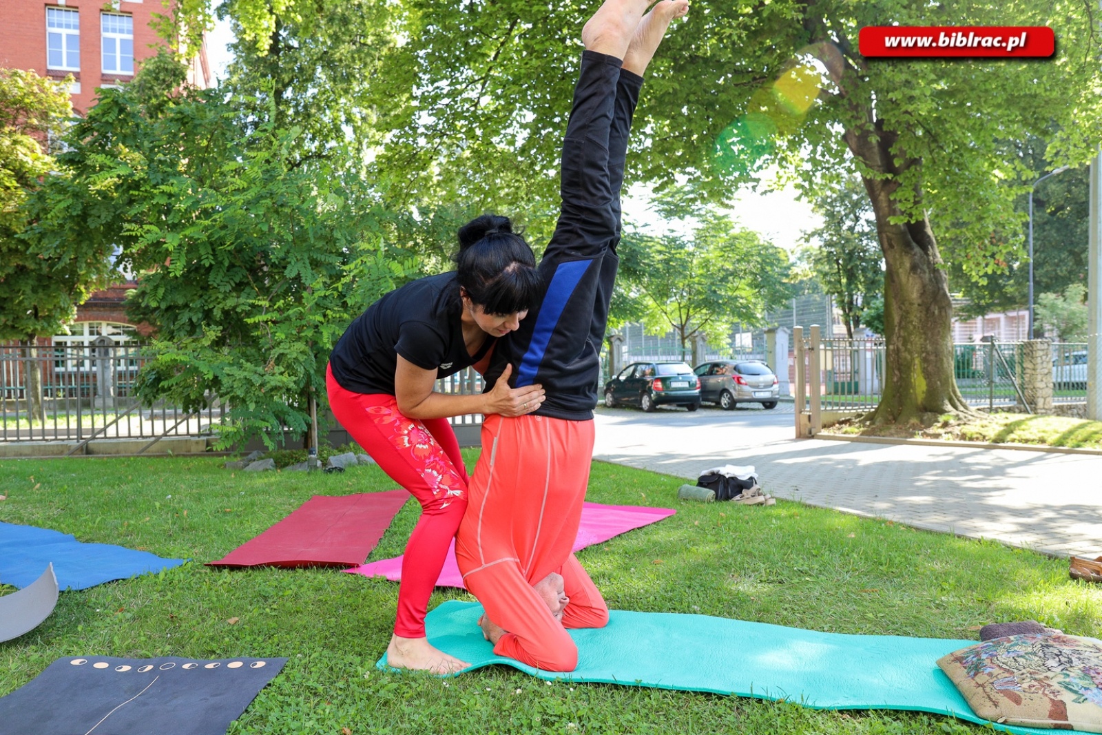 Zdjęcie w galerii na portalu naszraciborz.pl: Asany młodości podczas zajęć jogi w raciborskiej bibliotece wiadomości z regionu