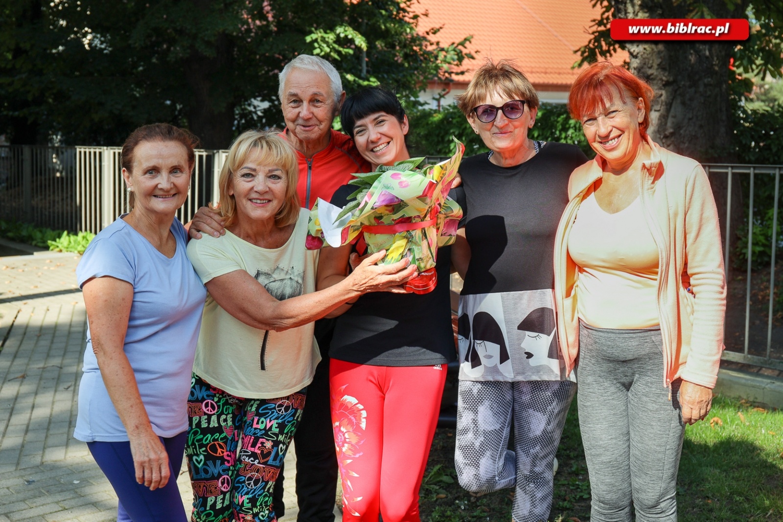 Zdjęcie w galerii na portalu naszraciborz.pl: Asany młodości podczas zajęć jogi w raciborskiej bibliotece wiadomości z regionu