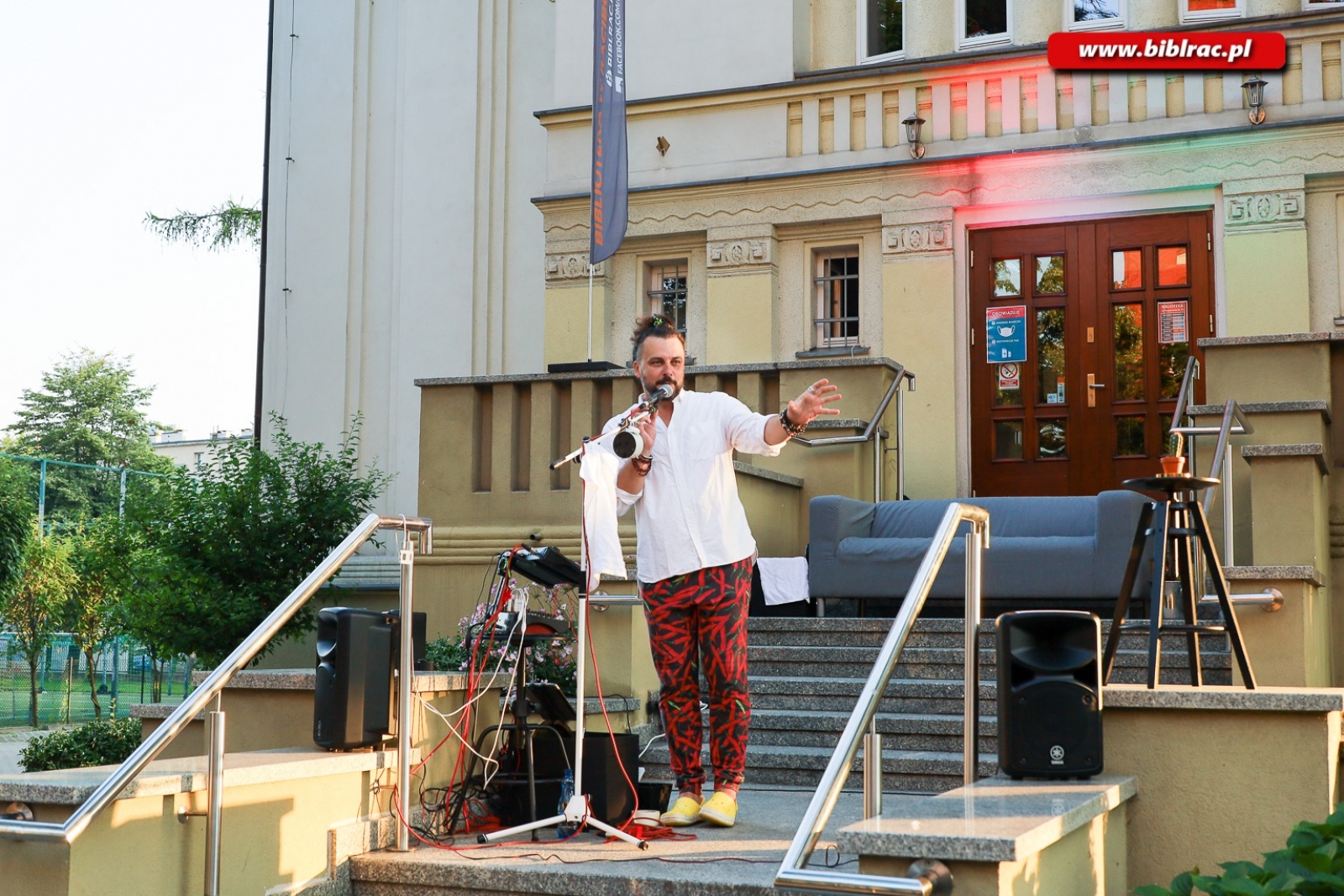 Zdjęcie w galerii na portalu naszraciborz.pl: Kawaler Pjoter zapolował na miłość na schodach biblioteki wiadomości z regionu