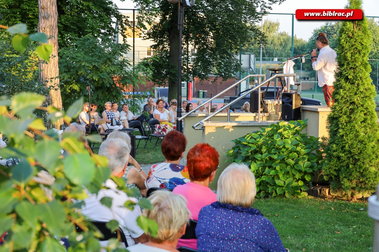Zdjęcie w galerii na portalu naszraciborz.pl: Kawaler Pjoter zapolował na miłość na schodach biblioteki wiadomości z regionu