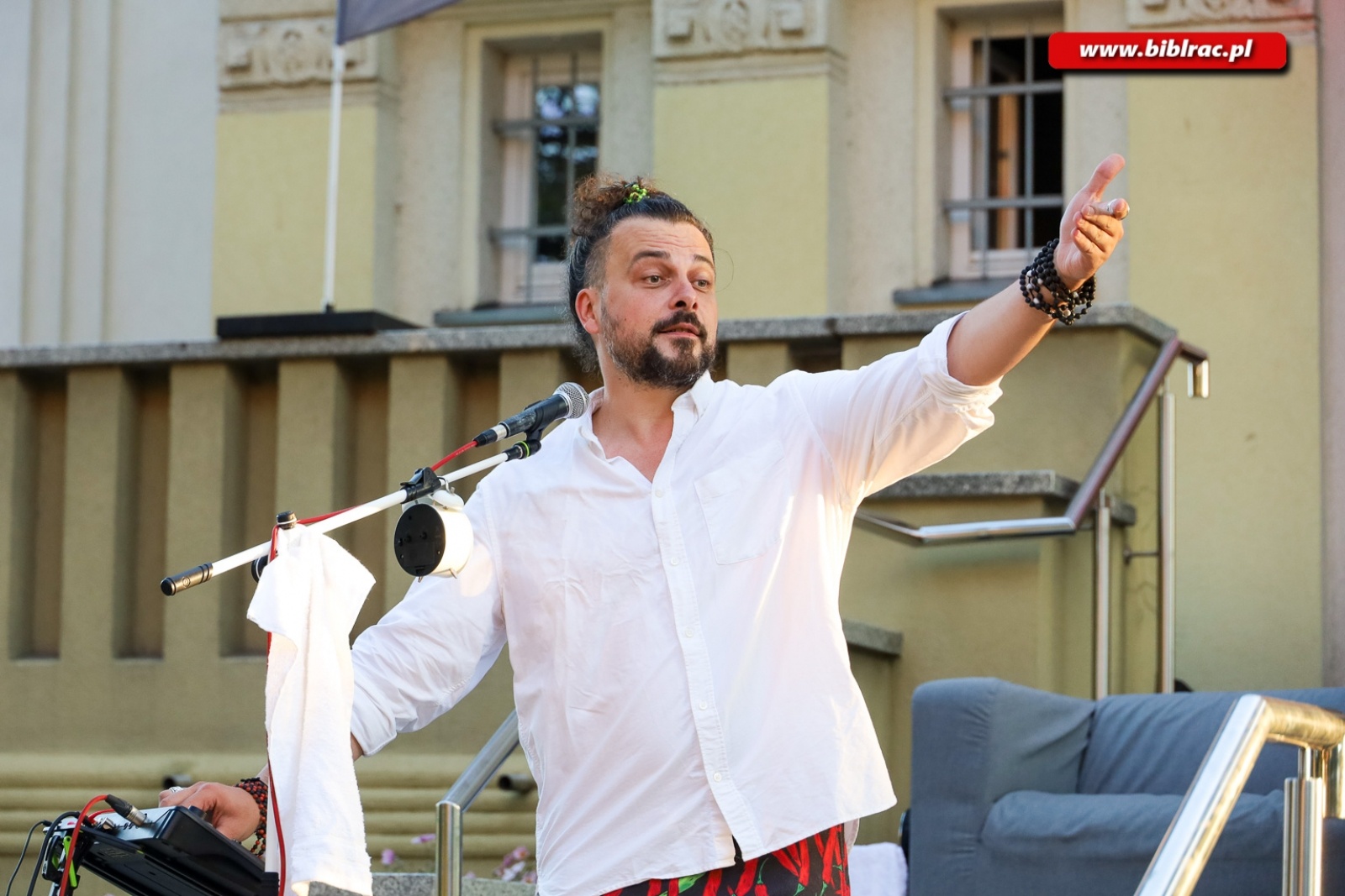 Zdjęcie w galerii na portalu naszraciborz.pl: Kawaler Pjoter zapolował na miłość na schodach biblioteki wiadomości z regionu