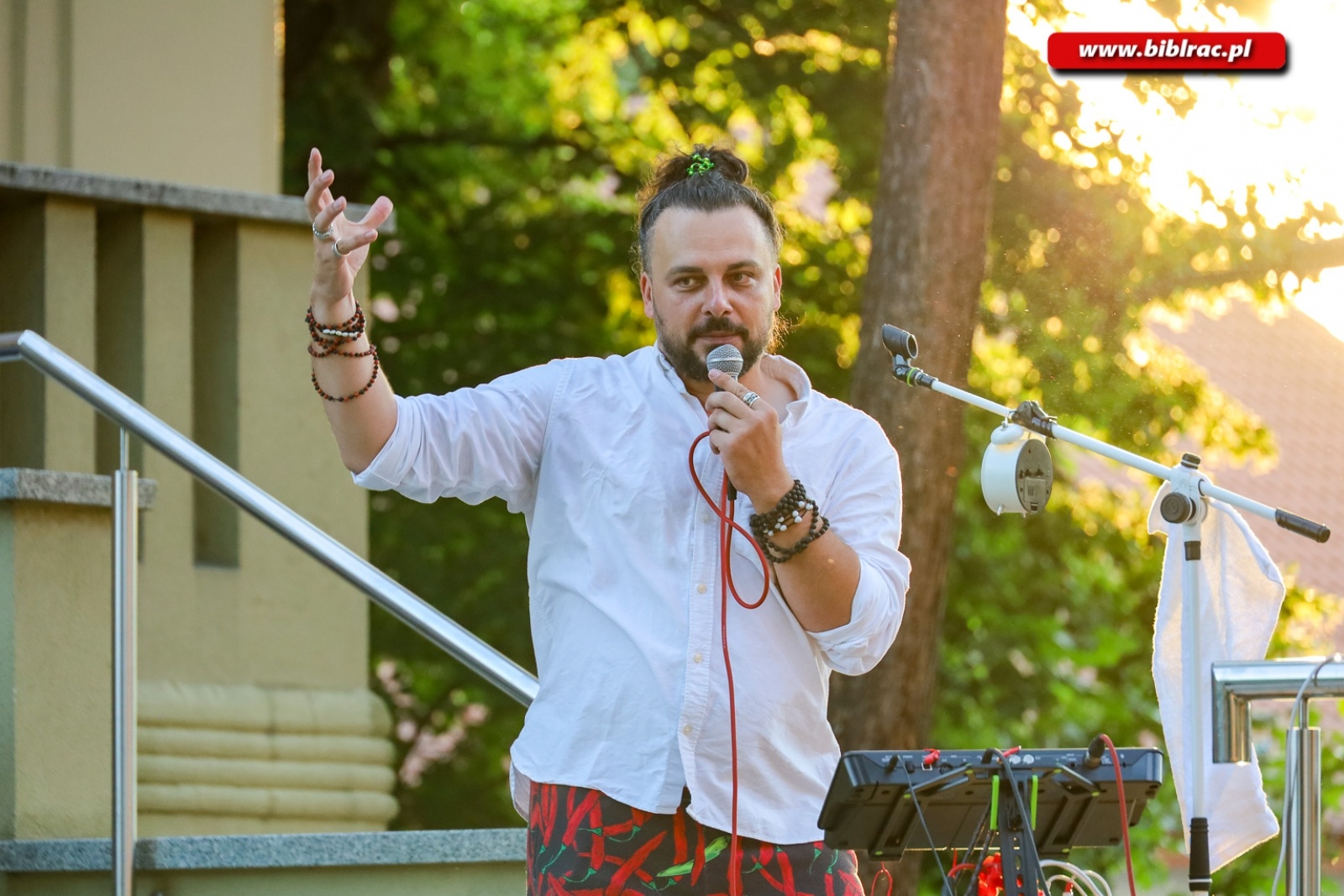 Zdjęcie w galerii na portalu naszraciborz.pl: Kawaler Pjoter zapolował na miłość na schodach biblioteki wiadomości z regionu