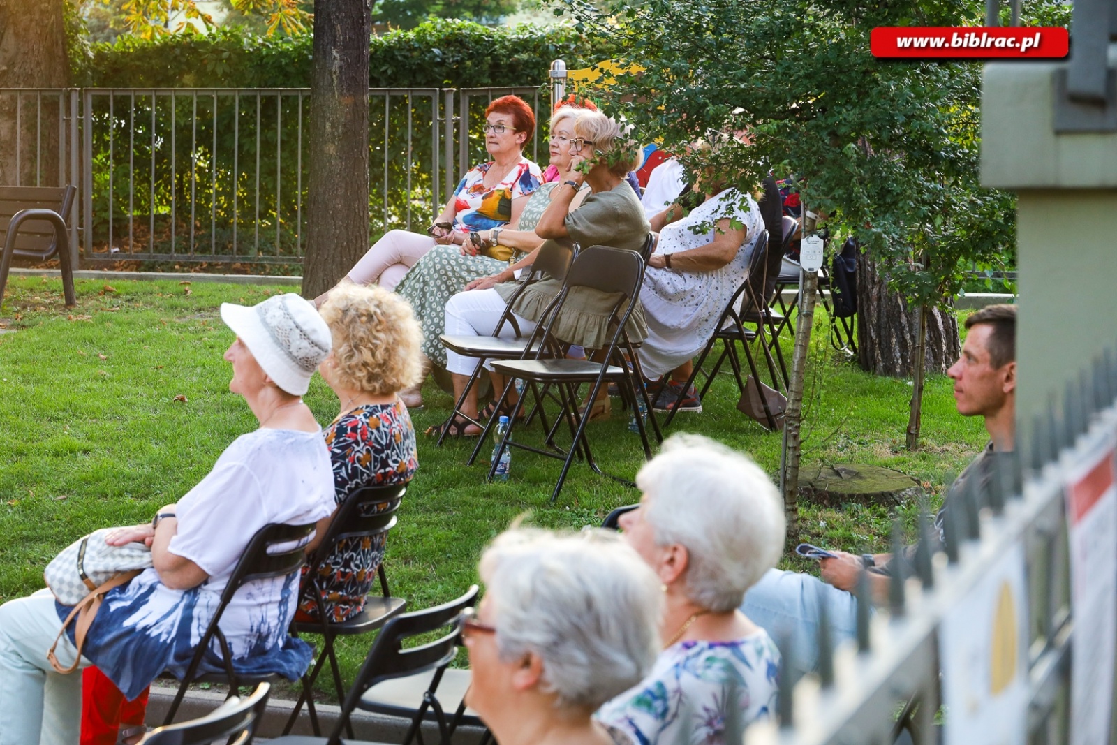Zdjęcie w galerii na portalu naszraciborz.pl: Kawaler Pjoter zapolował na miłość na schodach biblioteki wiadomości z regionu