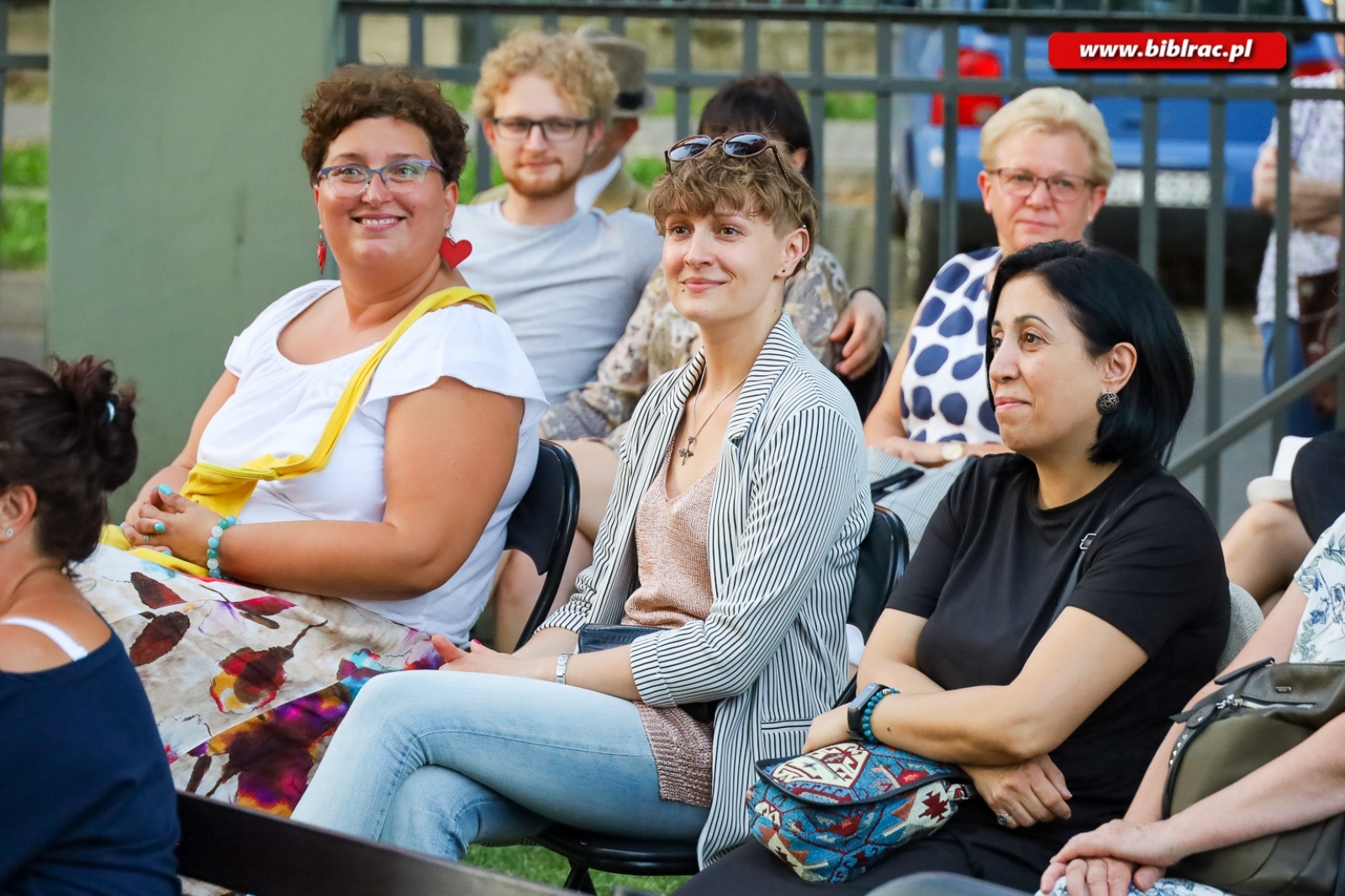 Zdjęcie w galerii na portalu naszraciborz.pl: Kawaler Pjoter zapolował na miłość na schodach biblioteki wiadomości z regionu