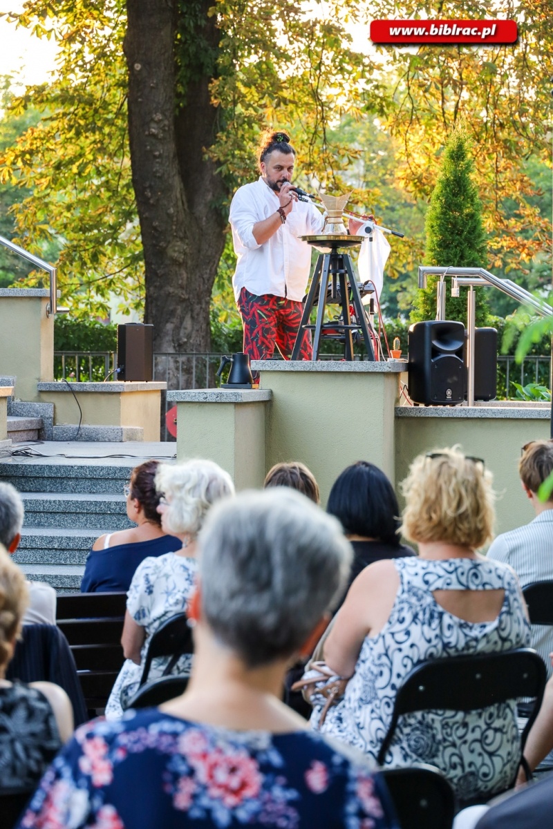 Zdjęcie w galerii na portalu naszraciborz.pl: Kawaler Pjoter zapolował na miłość na schodach biblioteki wiadomości z regionu