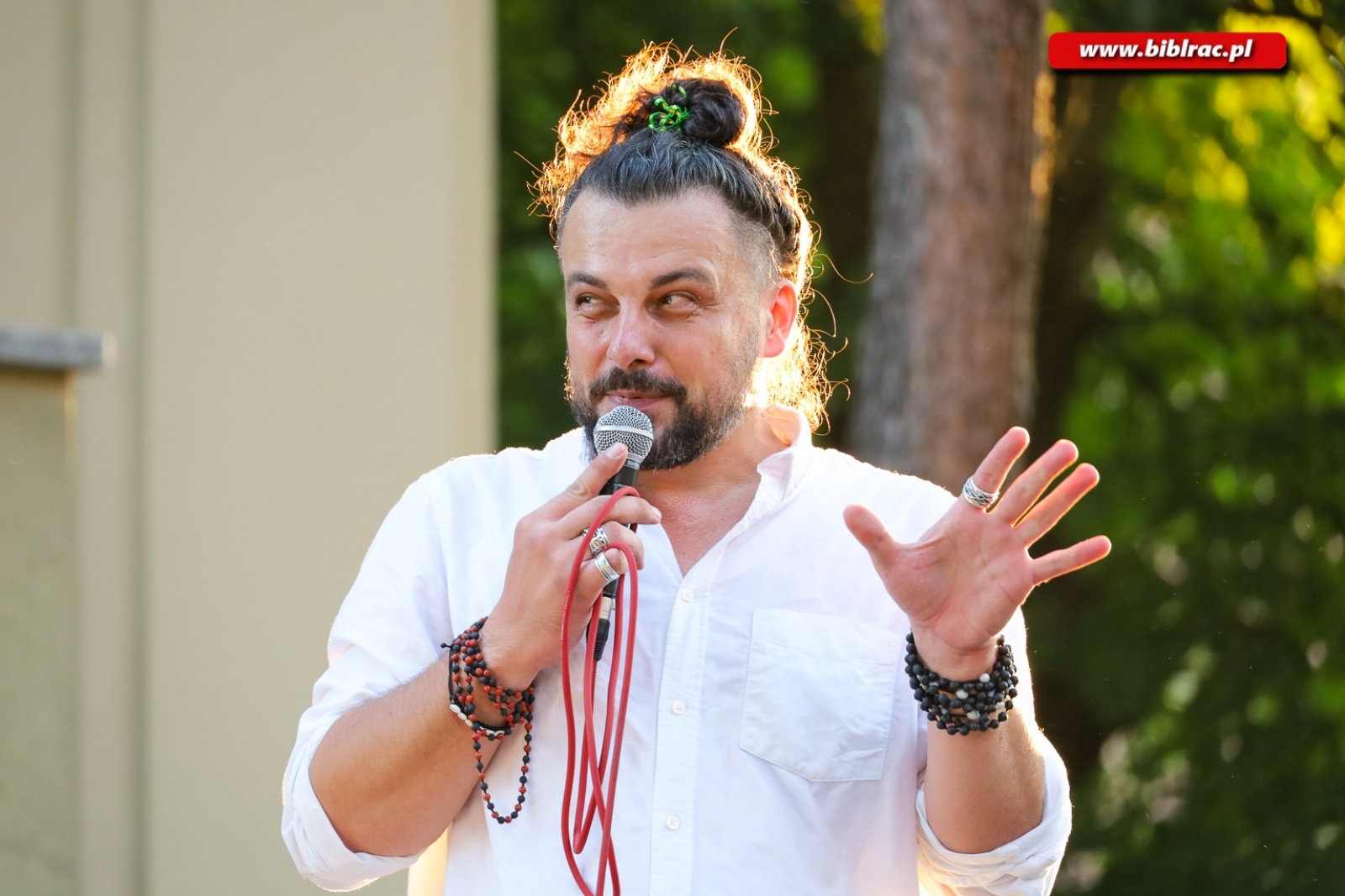 Zdjęcie w galerii na portalu naszraciborz.pl: Kawaler Pjoter zapolował na miłość na schodach biblioteki wiadomości z regionu