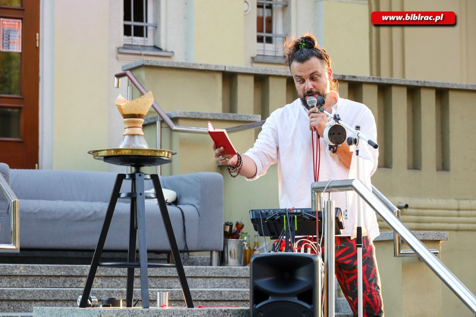 Zdjęcie w galerii na portalu naszraciborz.pl: Kawaler Pjoter zapolował na miłość na schodach biblioteki wiadomości z regionu