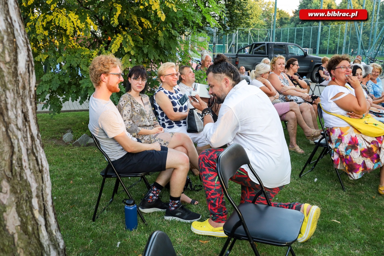 Zdjęcie w galerii na portalu naszraciborz.pl: Kawaler Pjoter zapolował na miłość na schodach biblioteki wiadomości z regionu