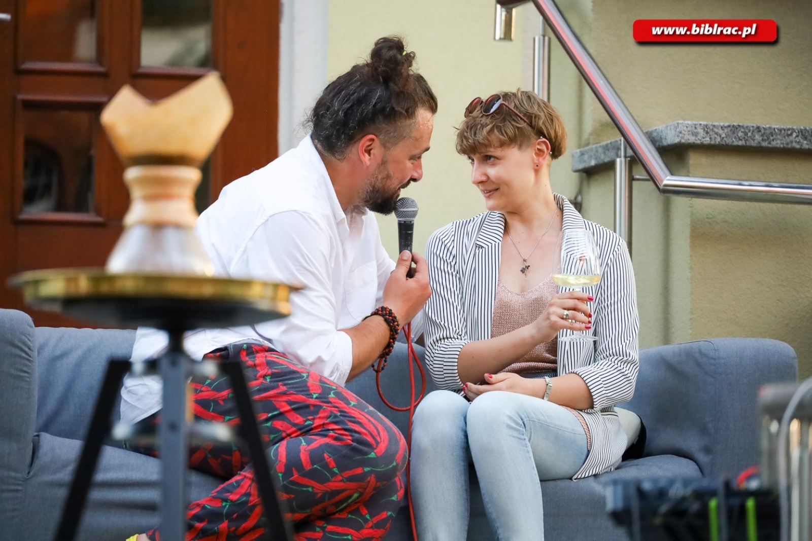 Zdjęcie w galerii na portalu naszraciborz.pl: Kawaler Pjoter zapolował na miłość na schodach biblioteki wiadomości z regionu