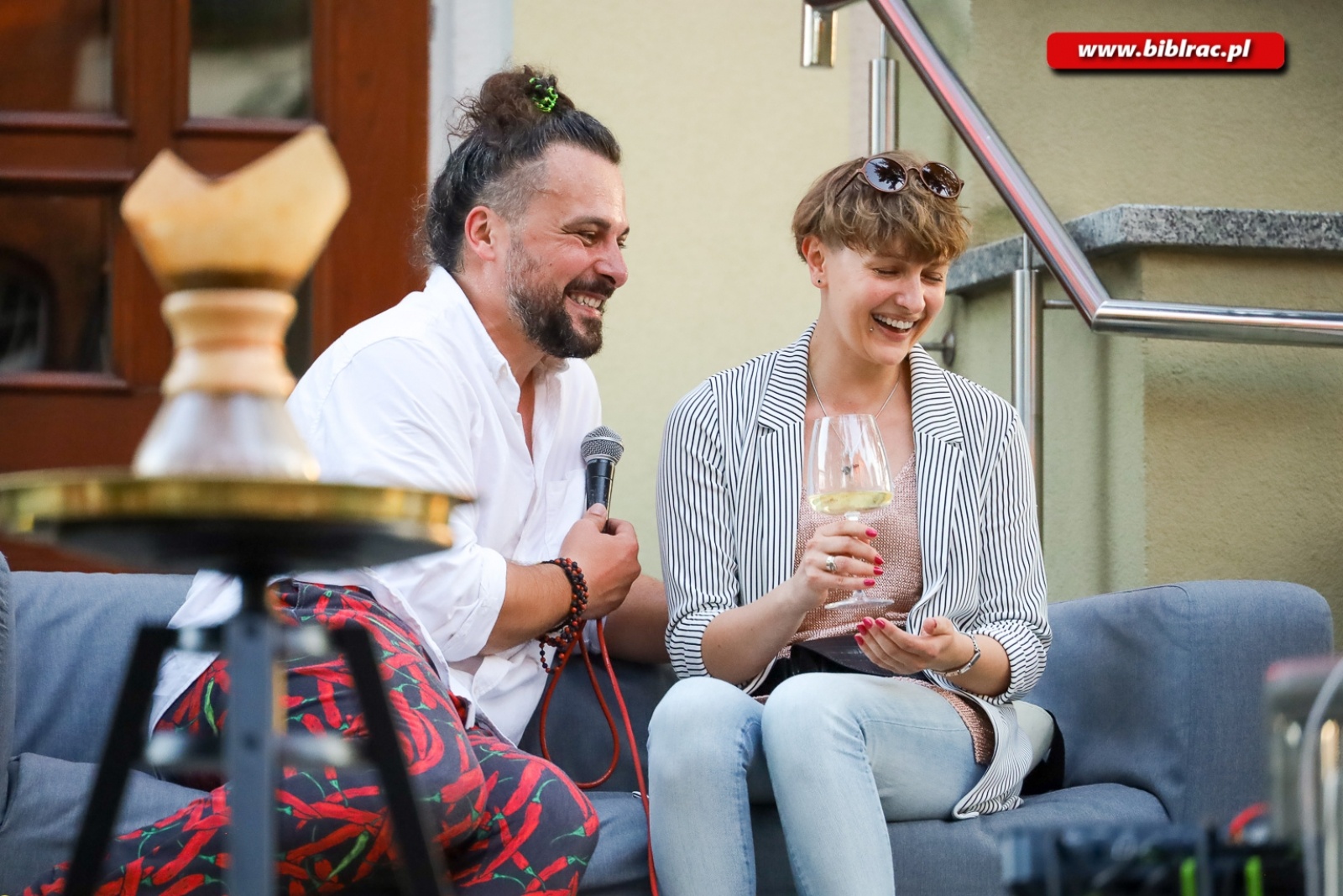 Zdjęcie w galerii na portalu naszraciborz.pl: Kawaler Pjoter zapolował na miłość na schodach biblioteki wiadomości z regionu