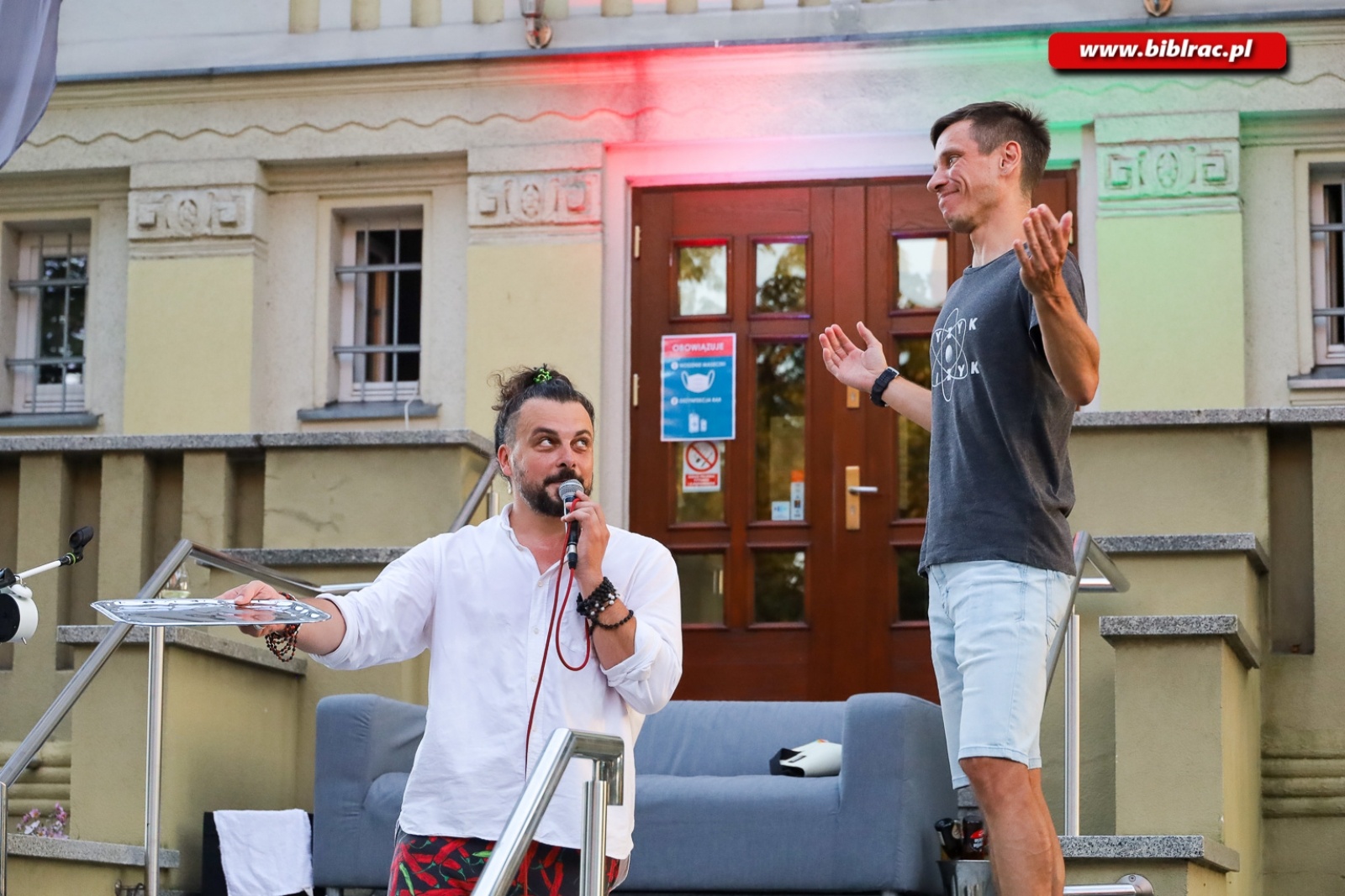 Zdjęcie w galerii na portalu naszraciborz.pl: Kawaler Pjoter zapolował na miłość na schodach biblioteki wiadomości z regionu