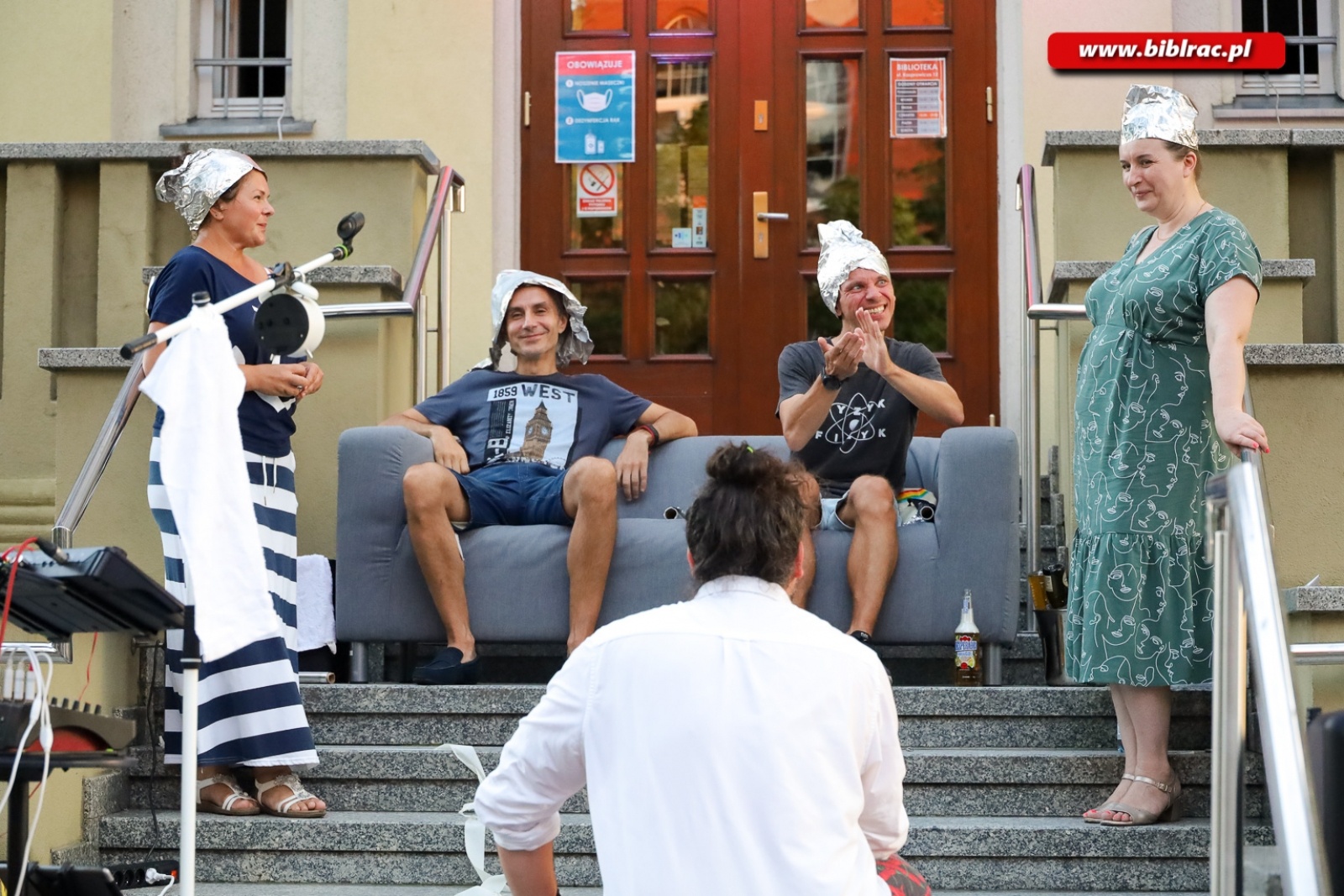 Zdjęcie w galerii na portalu naszraciborz.pl: Kawaler Pjoter zapolował na miłość na schodach biblioteki wiadomości z regionu