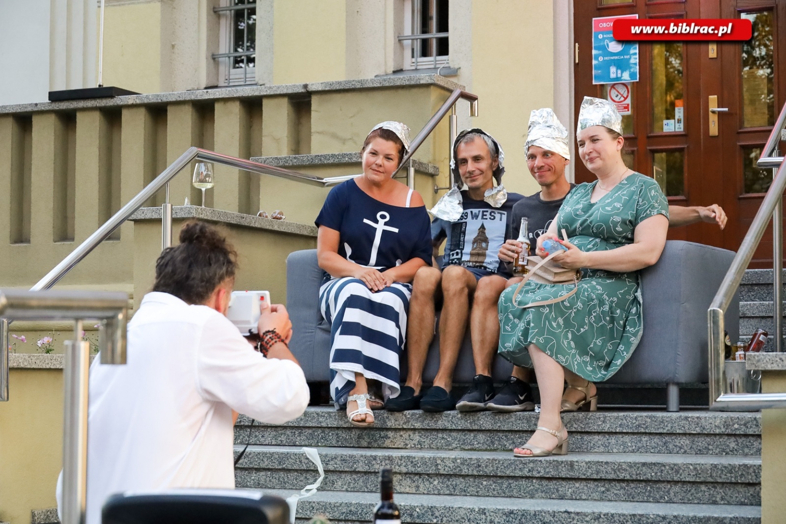 Zdjęcie w galerii na portalu naszraciborz.pl: Kawaler Pjoter zapolował na miłość na schodach biblioteki wiadomości z regionu