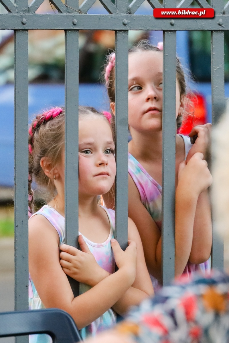Zdjęcie w galerii na portalu naszraciborz.pl: Kawaler Pjoter zapolował na miłość na schodach biblioteki wiadomości z regionu