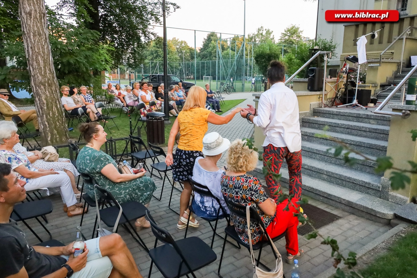 Zdjęcie w galerii na portalu naszraciborz.pl: Kawaler Pjoter zapolował na miłość na schodach biblioteki wiadomości z regionu
