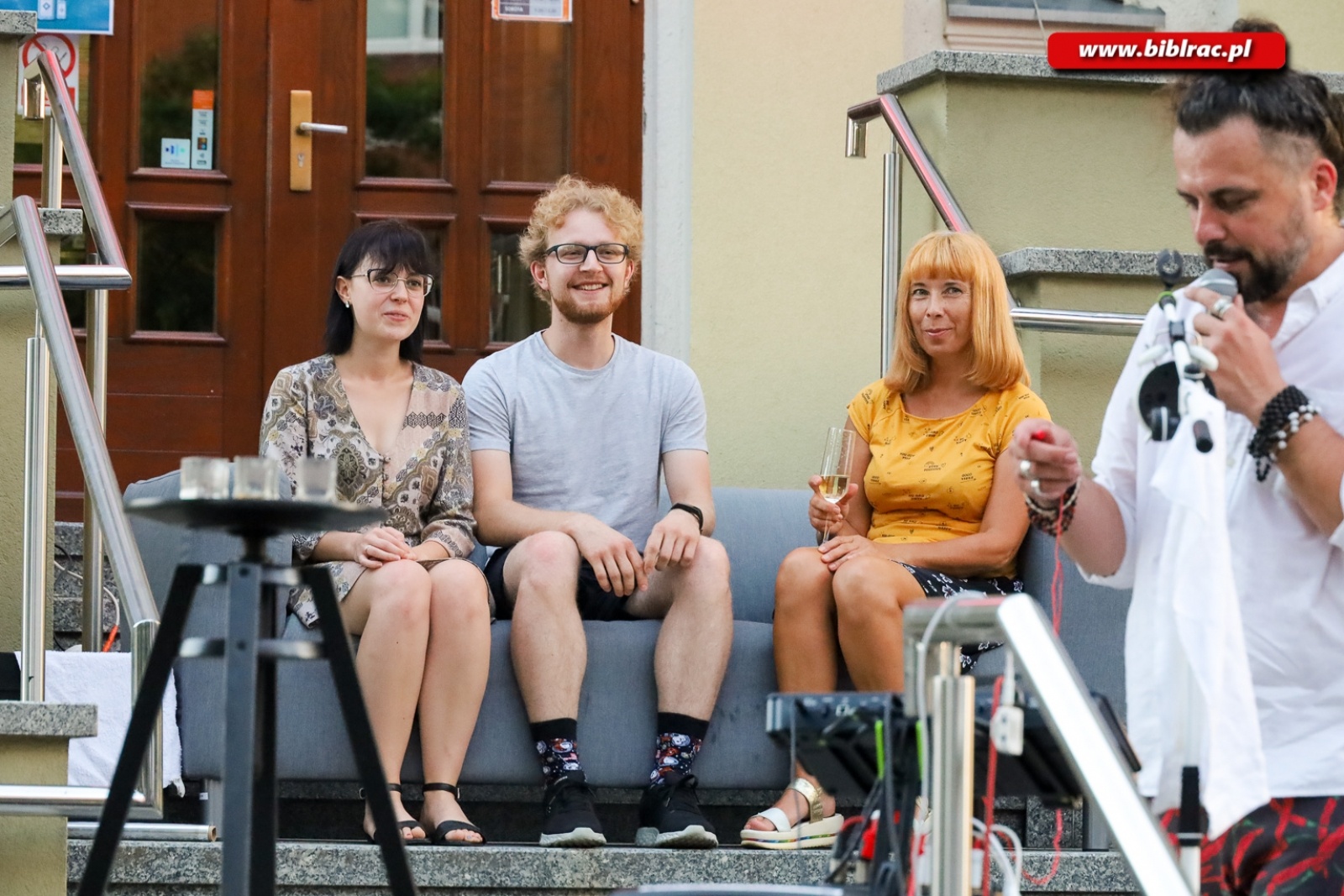 Zdjęcie w galerii na portalu naszraciborz.pl: Kawaler Pjoter zapolował na miłość na schodach biblioteki wiadomości z regionu