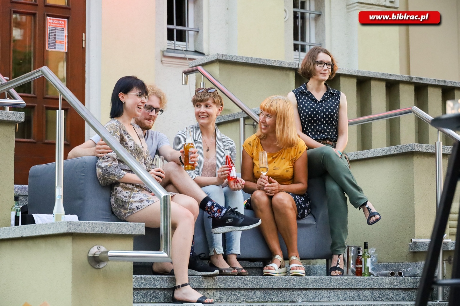 Zdjęcie w galerii na portalu naszraciborz.pl: Kawaler Pjoter zapolował na miłość na schodach biblioteki wiadomości z regionu