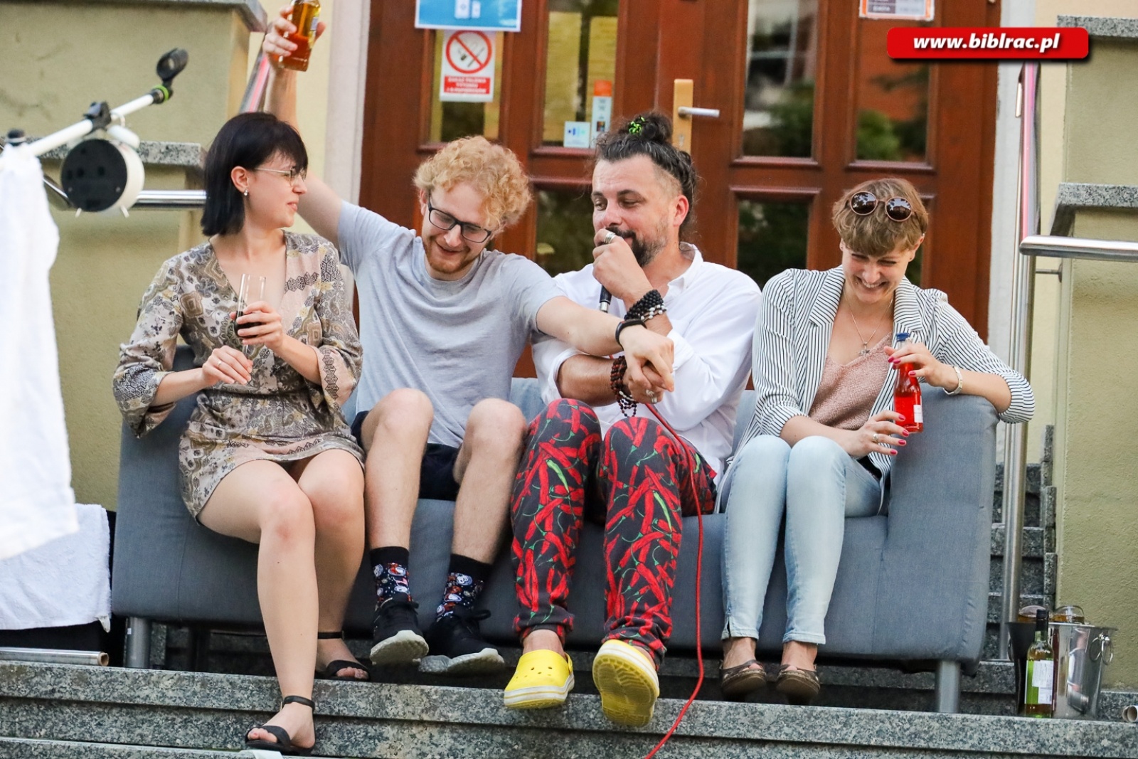 Zdjęcie w galerii na portalu naszraciborz.pl: Kawaler Pjoter zapolował na miłość na schodach biblioteki wiadomości z regionu