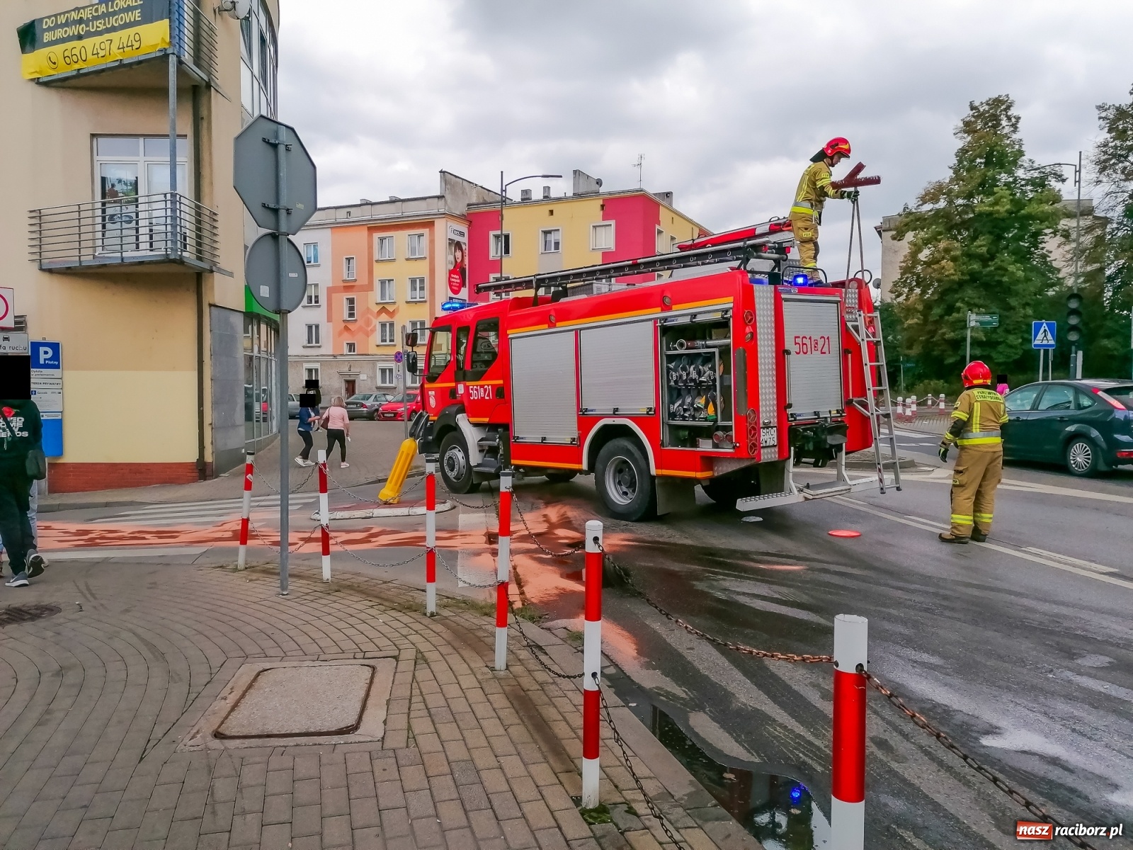Zdjęcie w galerii na portalu naszraciborz.pl: Raport 998. Opel gubił paliwo przy Podwalu wiadomości z regionu