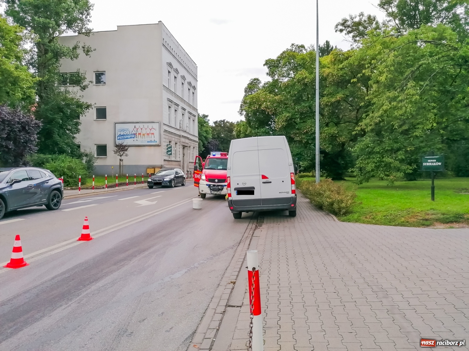 Zdjęcie w galerii na portalu naszraciborz.pl: Raport 998. Opel gubił paliwo przy Podwalu wiadomości z regionu