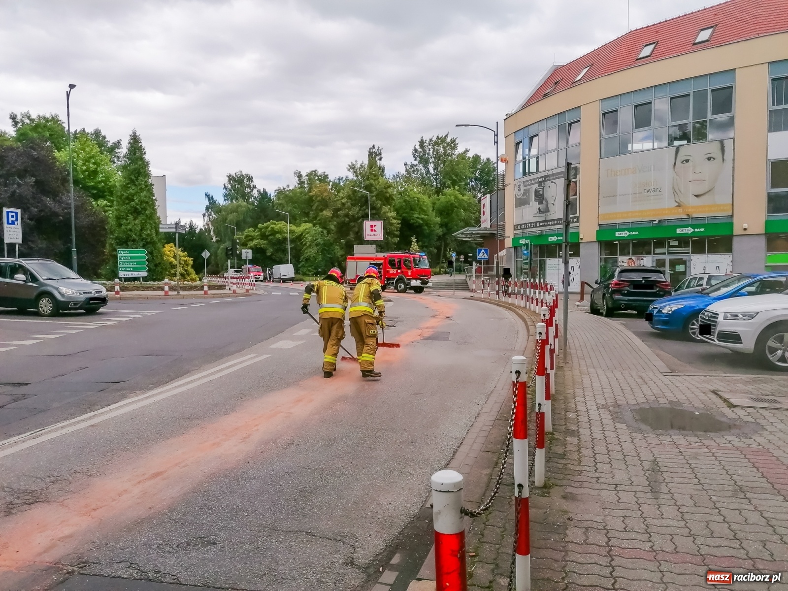 Zdjęcie w galerii na portalu naszraciborz.pl: Raport 998. Opel gubił paliwo przy Podwalu wiadomości z regionu