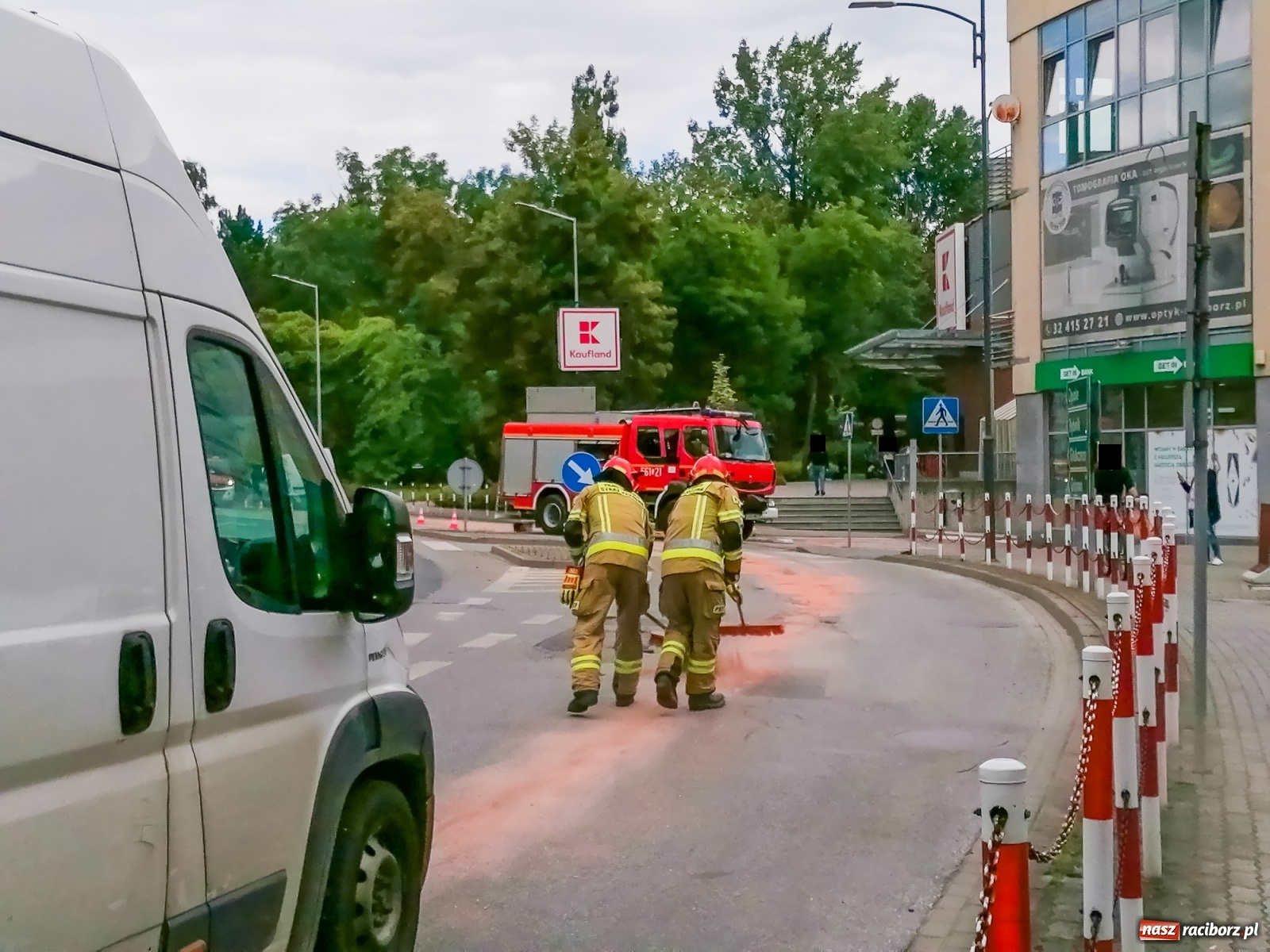 Zdjęcie w galerii na portalu naszraciborz.pl: Raport 998. Opel gubił paliwo przy Podwalu wiadomości z regionu