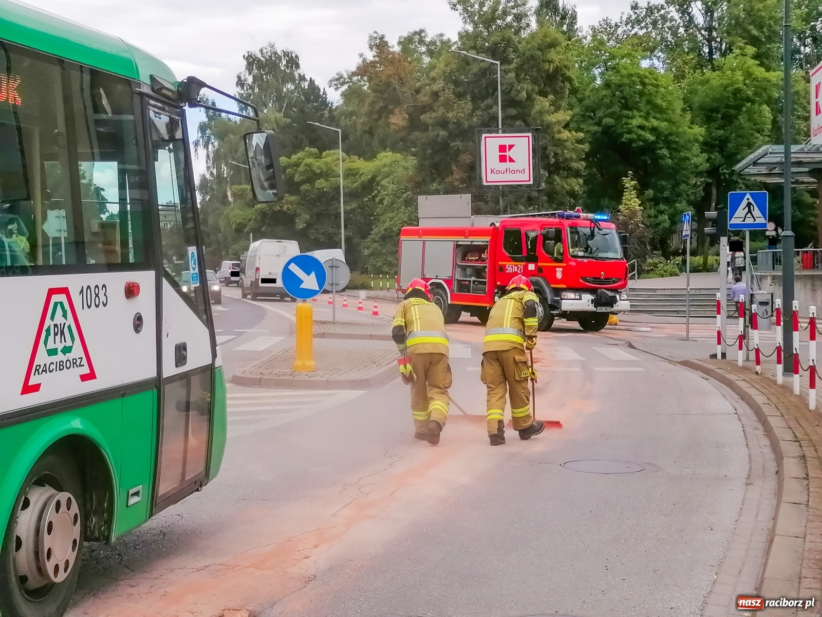 Zdjęcie w galerii na portalu naszraciborz.pl: Raport 998. Opel gubił paliwo przy Podwalu wiadomości z regionu
