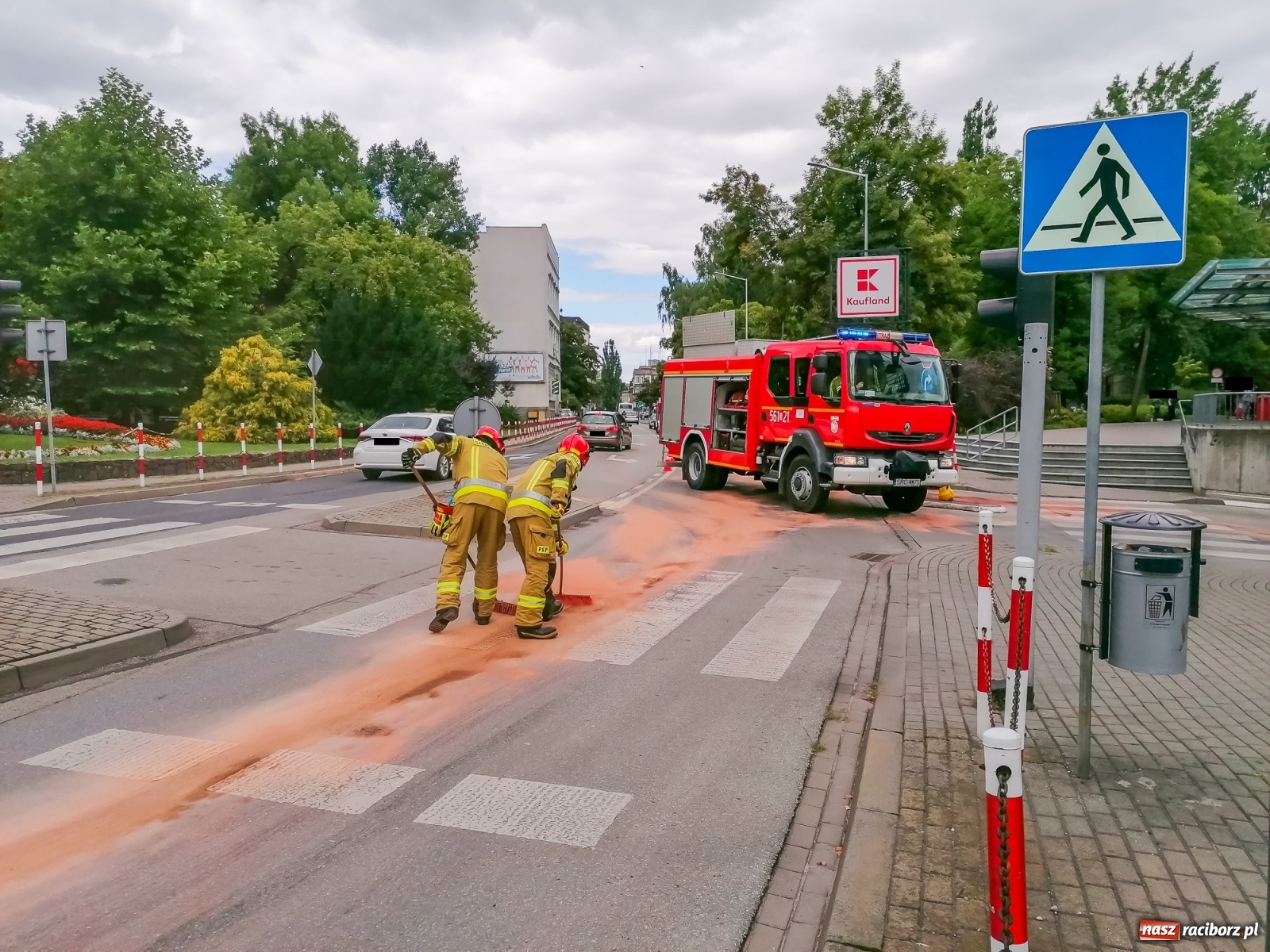 Zdjęcie w galerii na portalu naszraciborz.pl: Raport 998. Opel gubił paliwo przy Podwalu wiadomości z regionu
