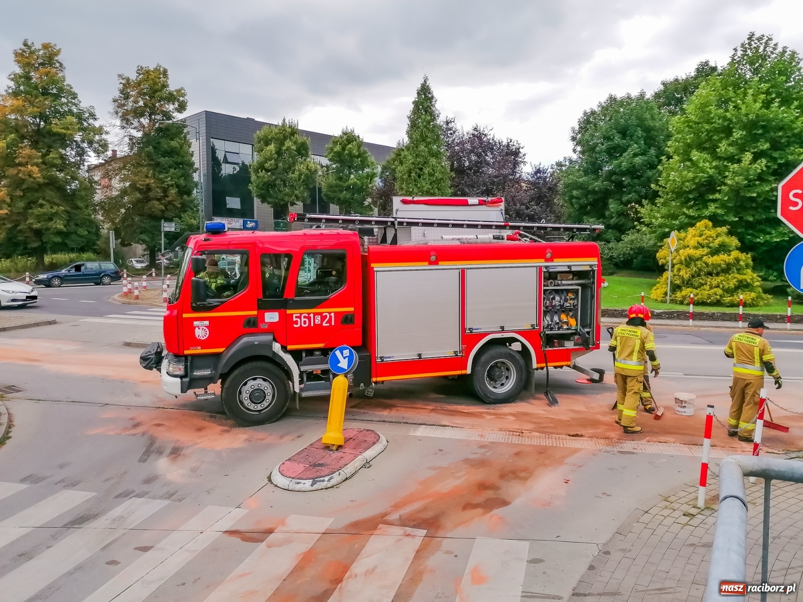 Zdjęcie w galerii na portalu naszraciborz.pl: Raport 998. Opel gubił paliwo przy Podwalu wiadomości z regionu
