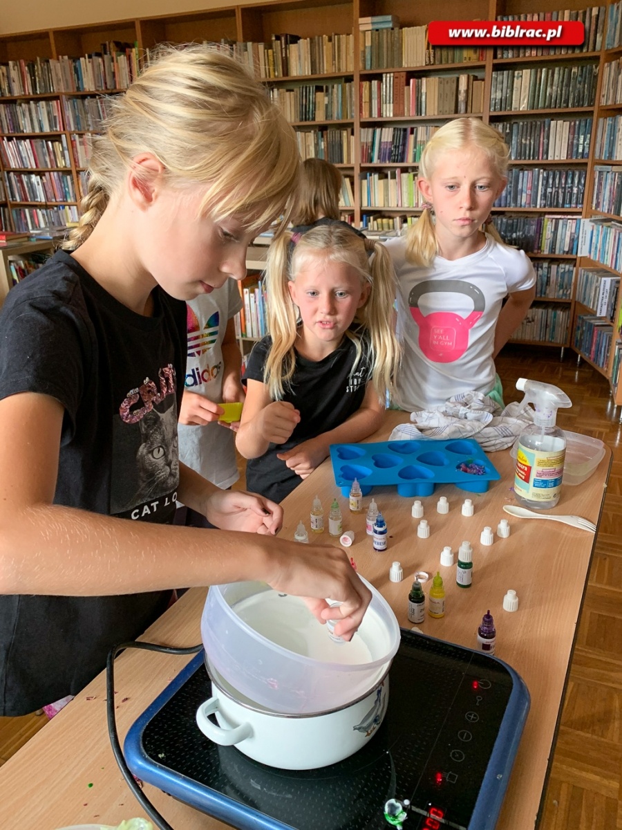 Zdjęcie w galerii na portalu naszraciborz.pl: Pachnące warsztaty mydlarskie w bibliotece na Ocicach wiadomości z regionu
