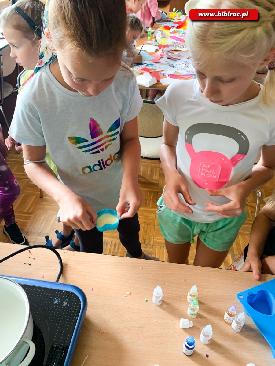 Zdjęcie w galerii na portalu naszraciborz.pl: Pachnące warsztaty mydlarskie w bibliotece na Ocicach wiadomości z regionu