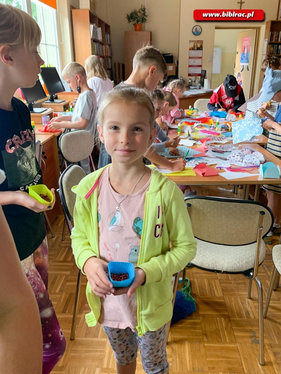 Zdjęcie w galerii na portalu naszraciborz.pl: Pachnące warsztaty mydlarskie w bibliotece na Ocicach wiadomości z regionu