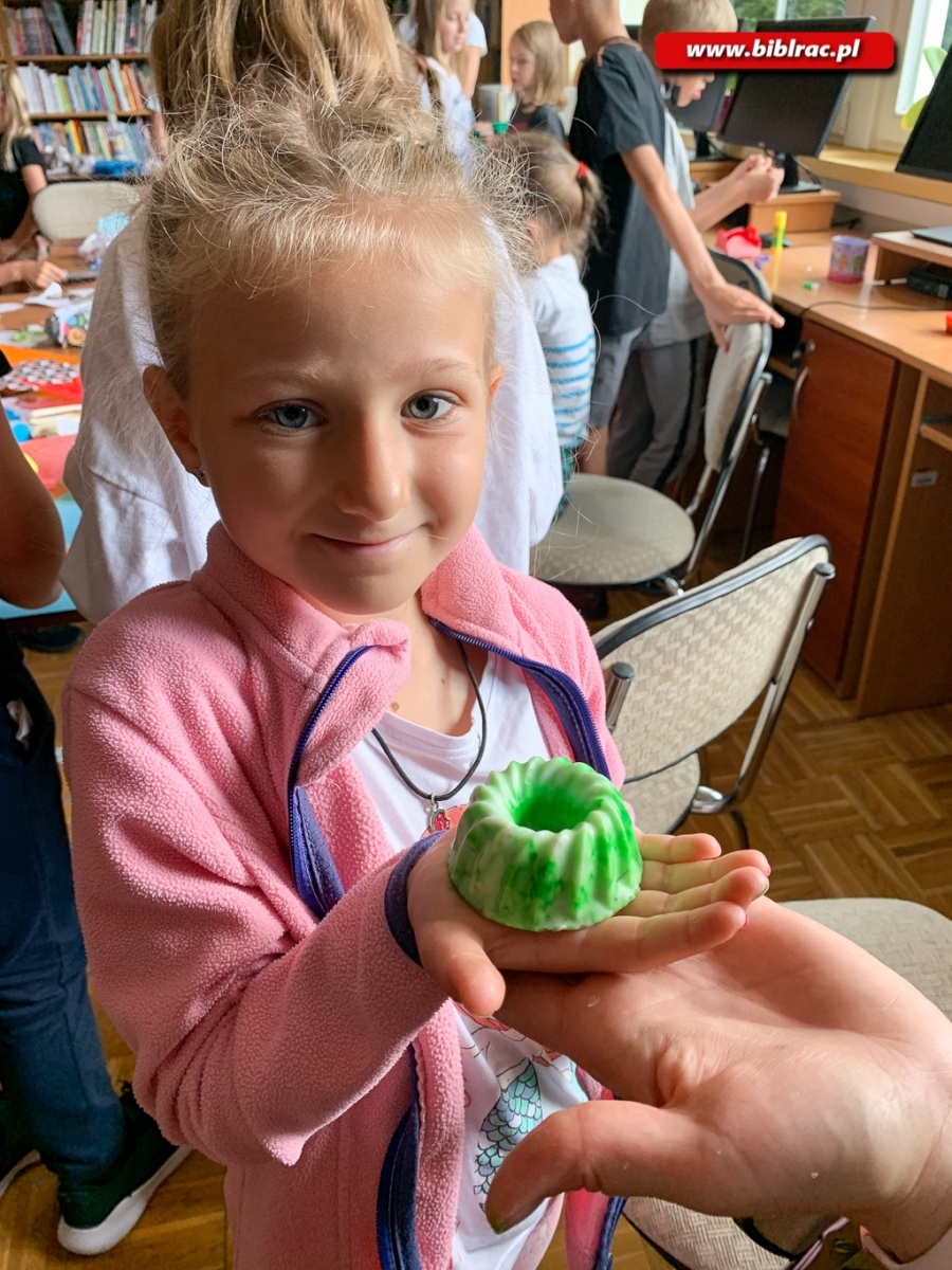 Zdjęcie w galerii na portalu naszraciborz.pl: Pachnące warsztaty mydlarskie w bibliotece na Ocicach wiadomości z regionu