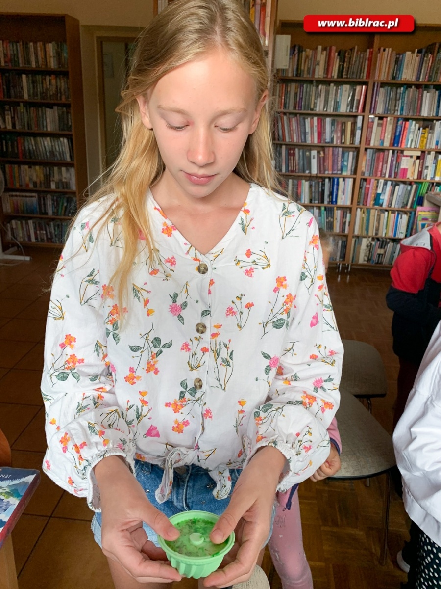 Zdjęcie w galerii na portalu naszraciborz.pl: Pachnące warsztaty mydlarskie w bibliotece na Ocicach wiadomości z regionu